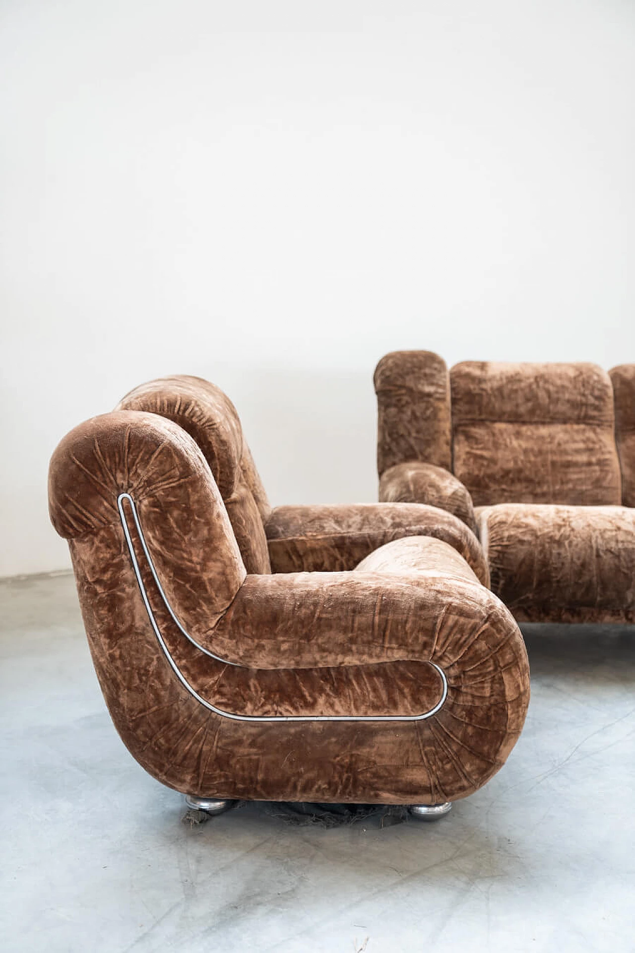 Beige chenille sofa and pair of armchairs, 1970s 15