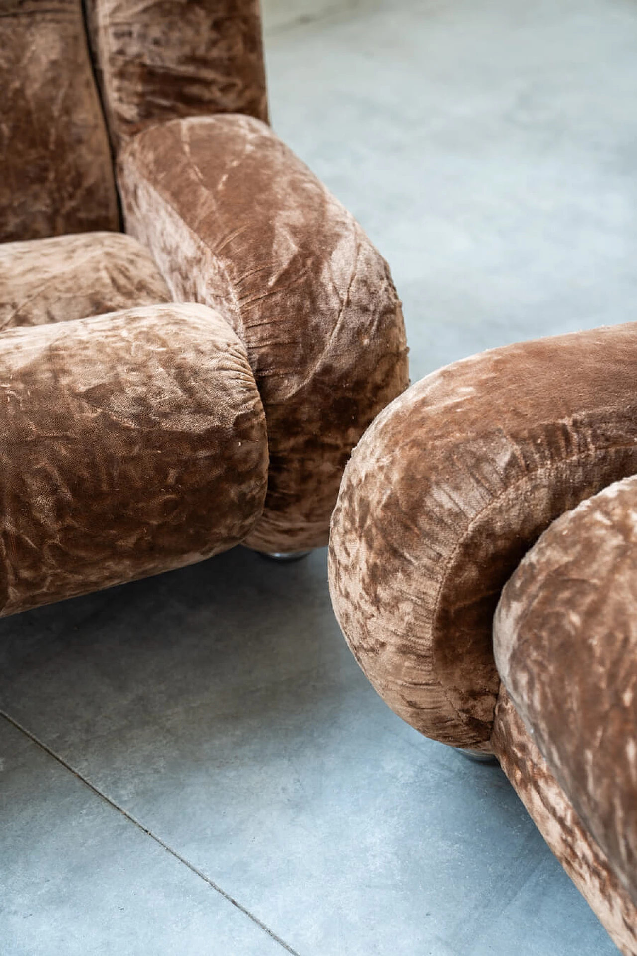 Beige chenille sofa and pair of armchairs, 1970s 16