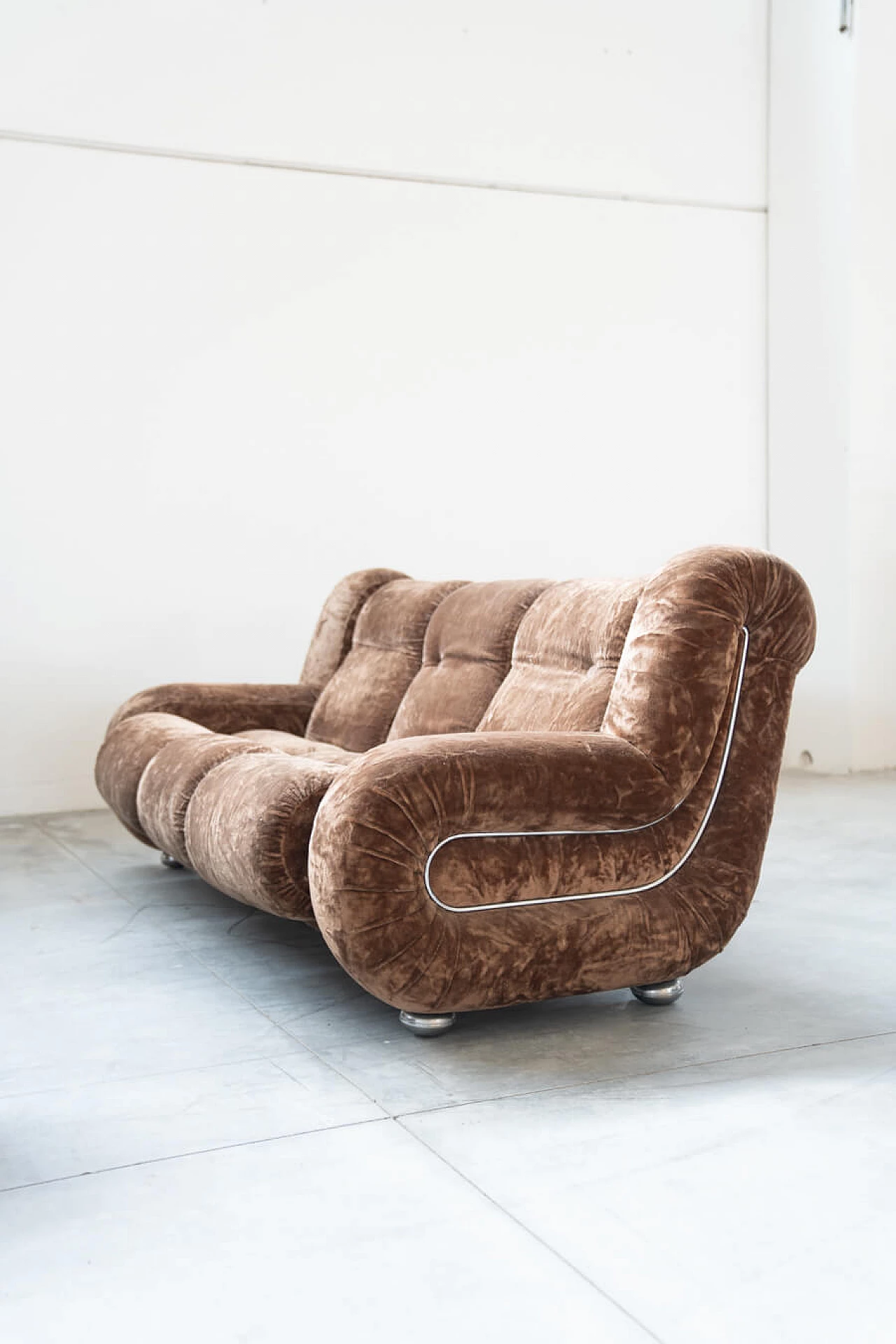 Beige chenille sofa and pair of armchairs, 1970s 20