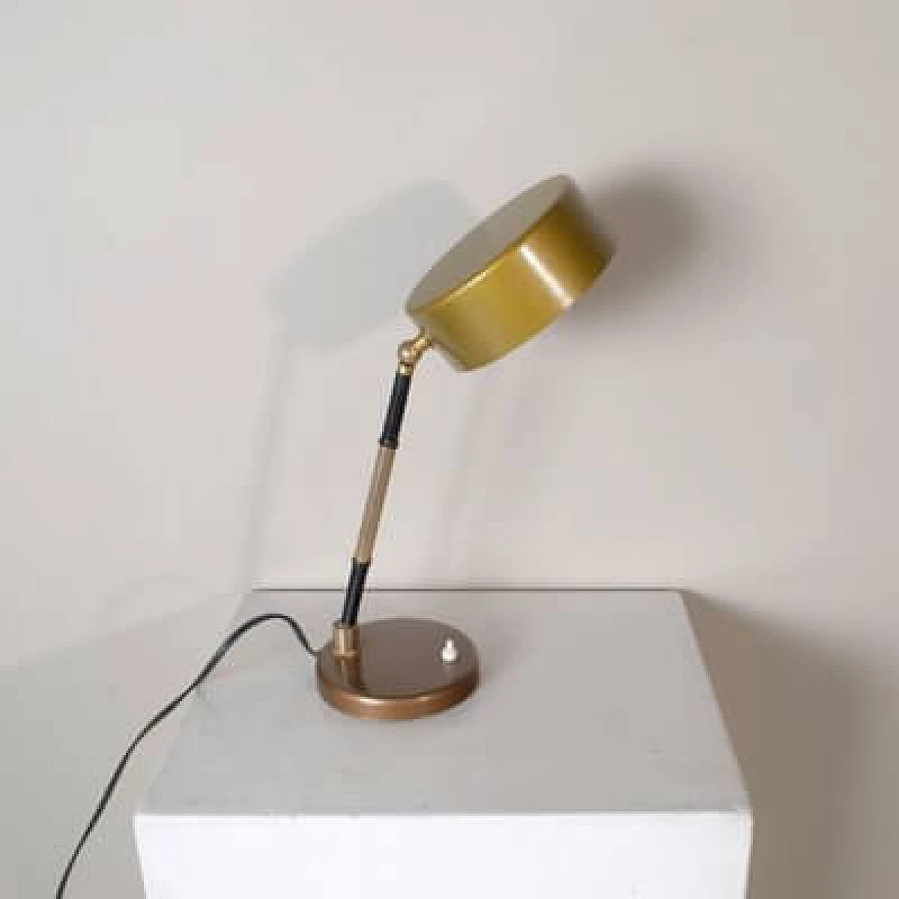 Lampada da tavolo in metallo cromato e rubino in ottone nello stile di Oscar Torlasco, anni '60 2
