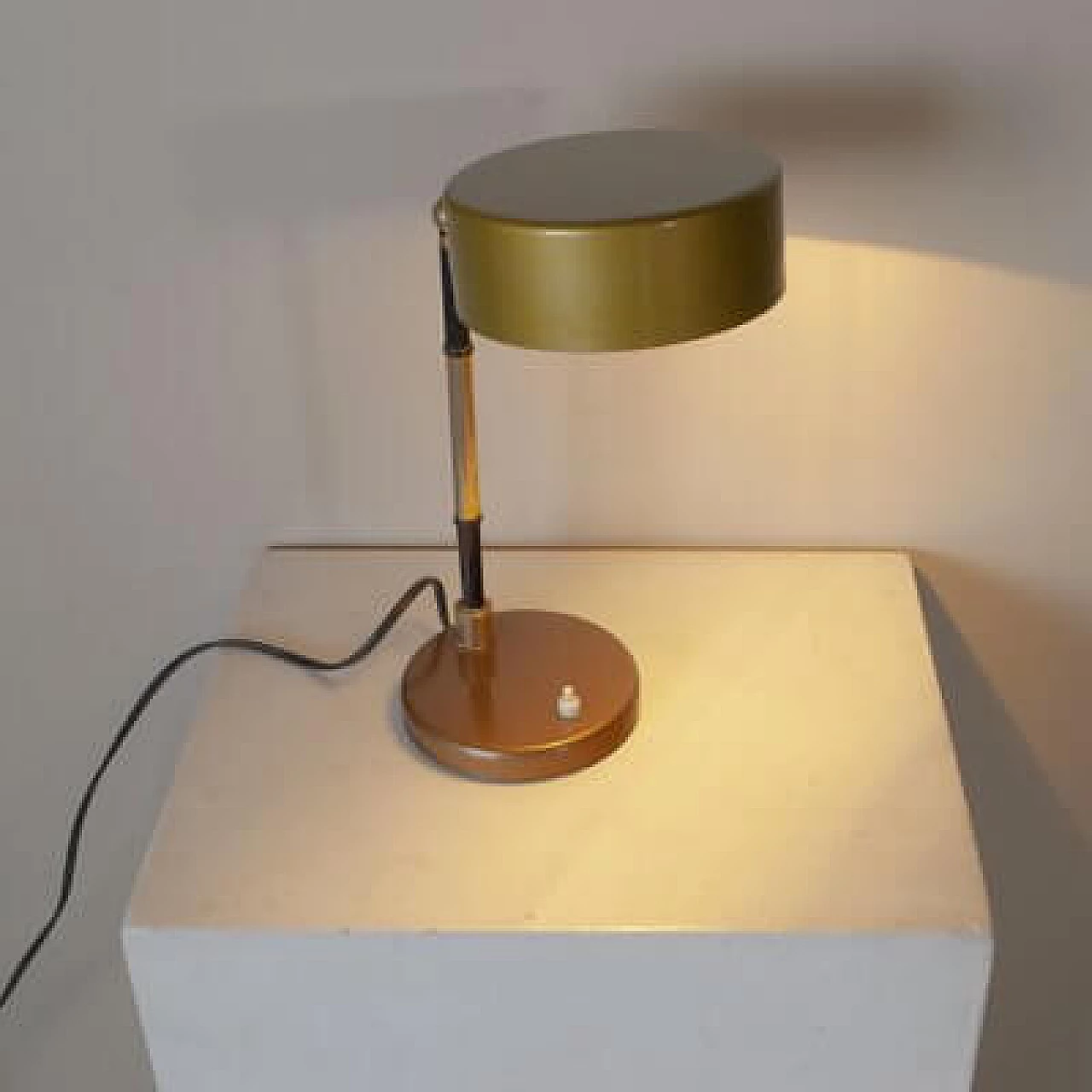 Lampada da tavolo in metallo cromato e rubino in ottone nello stile di Oscar Torlasco, anni '60 4