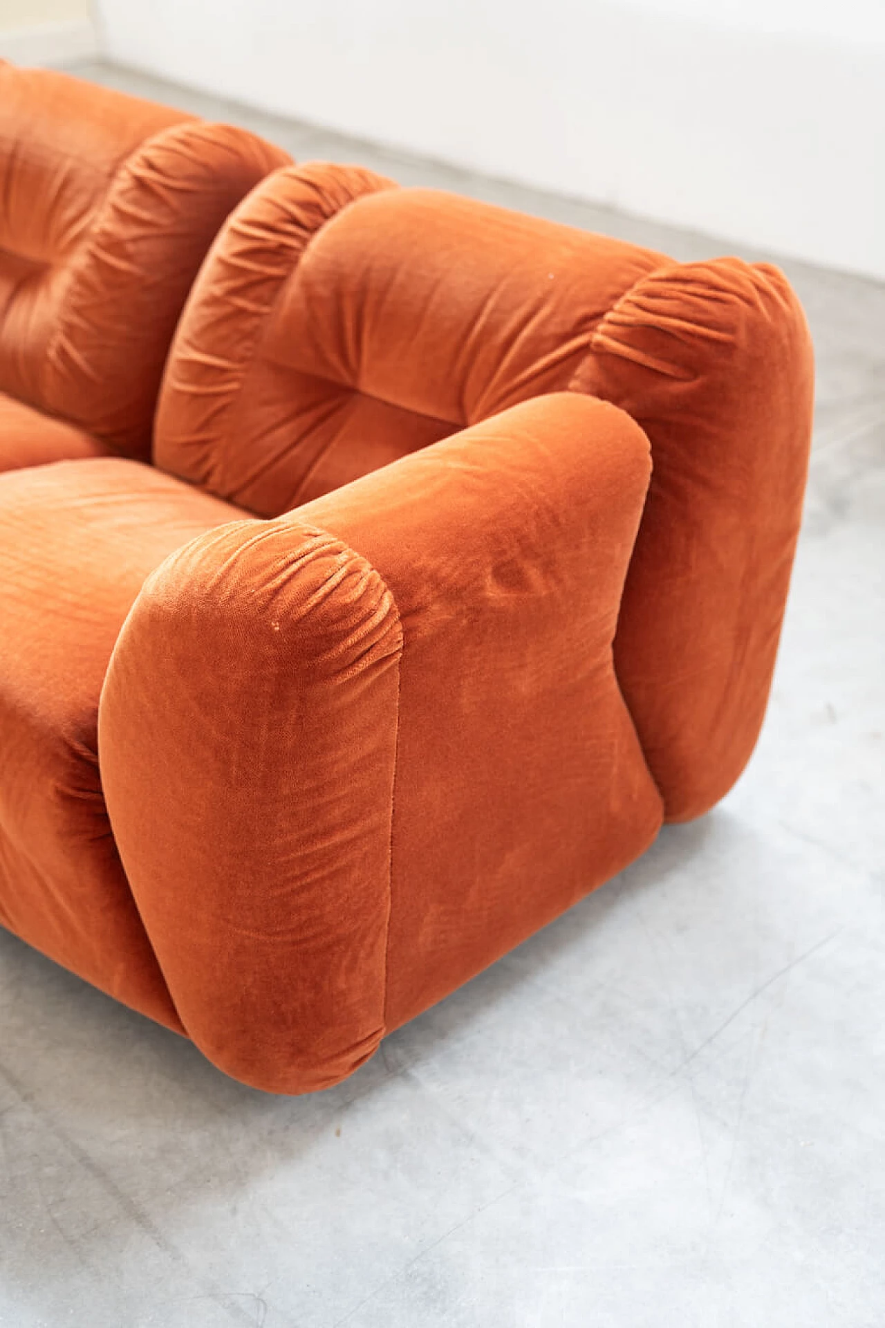 Coppia di divani in ciniglia arancione, anni '70 3