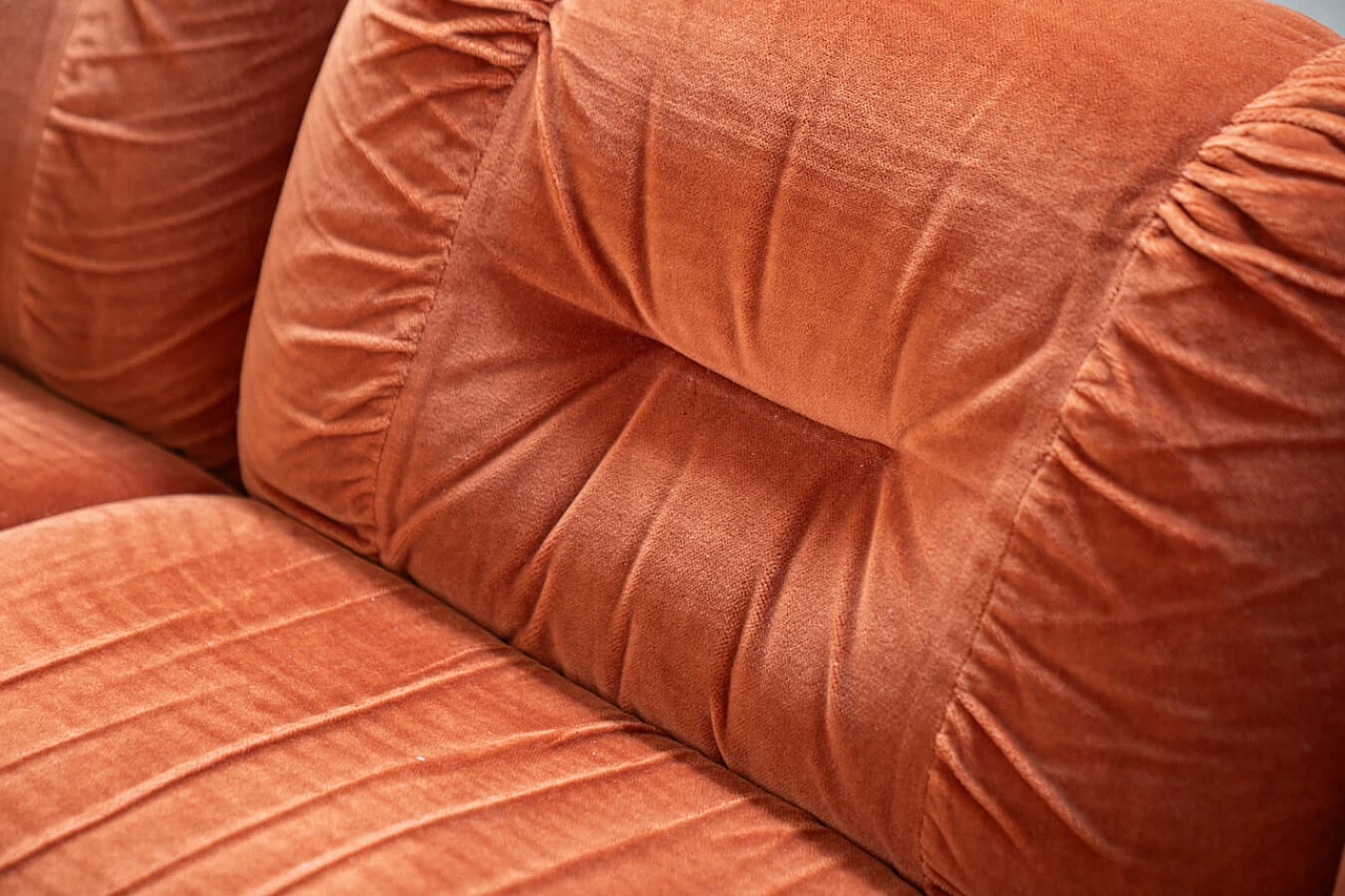 Coppia di divani in ciniglia arancione, anni '70 4