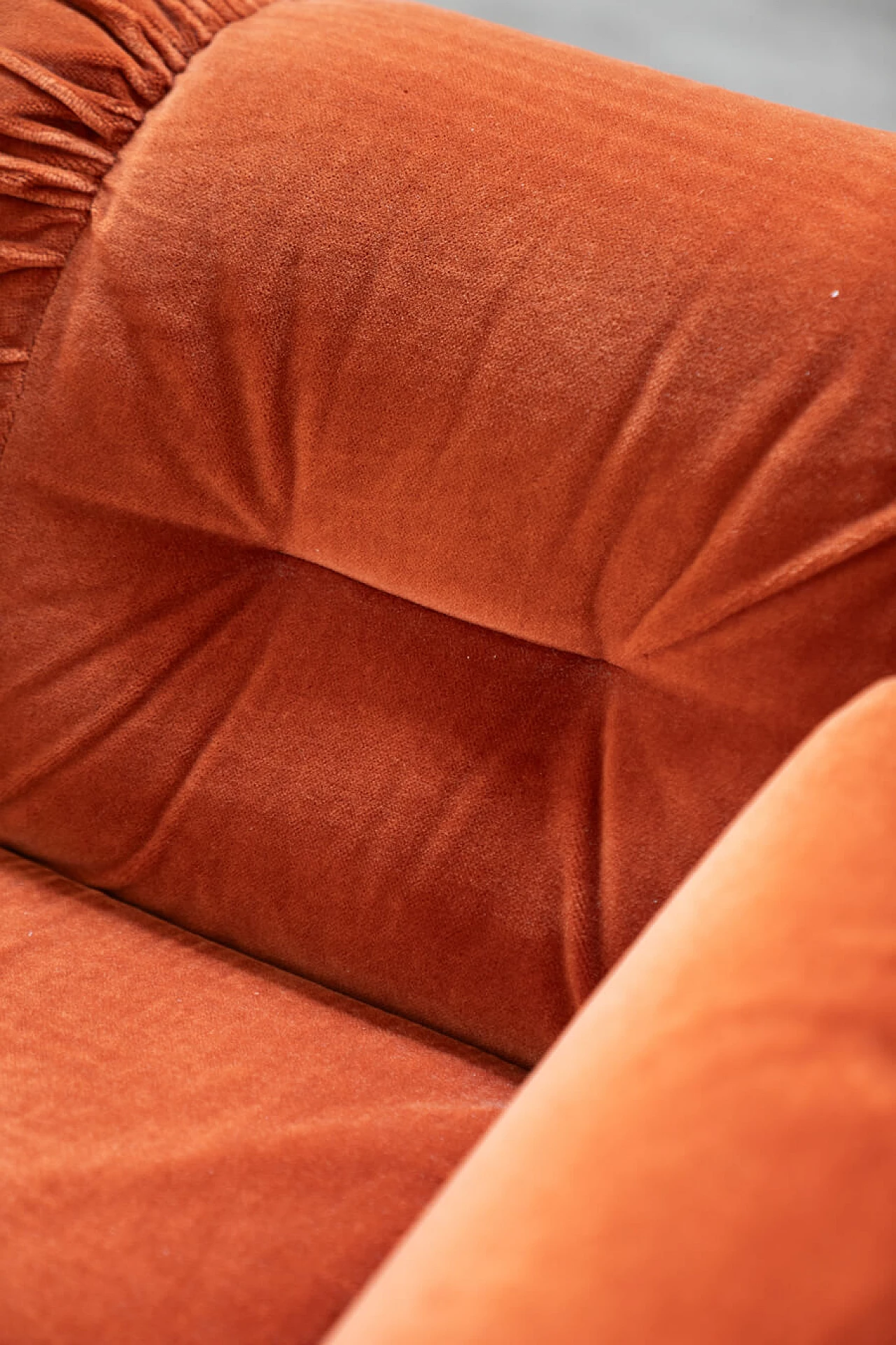Coppia di divani in ciniglia arancione, anni '70 5