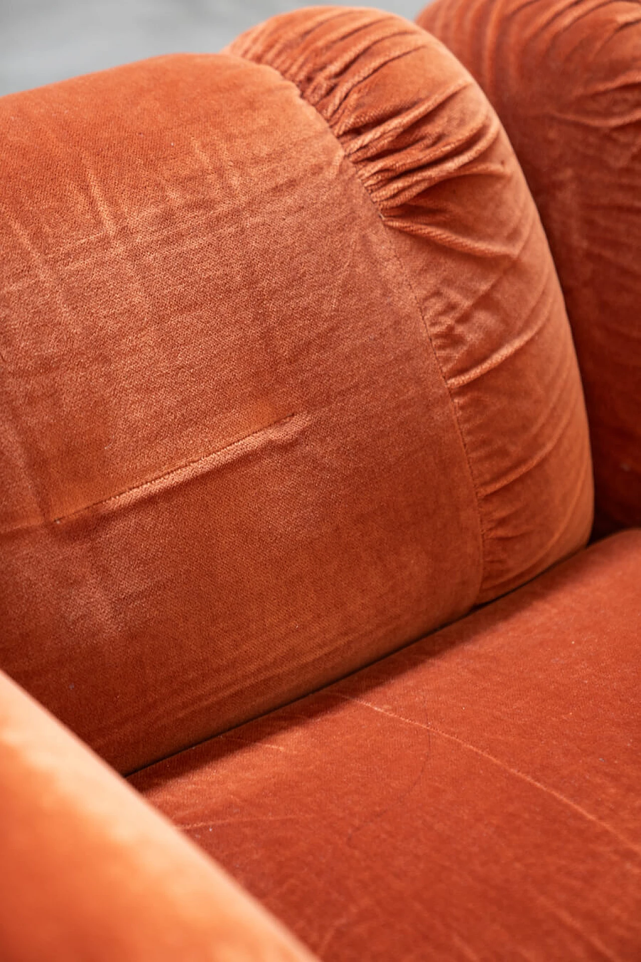 Coppia di divani in ciniglia arancione, anni '70 6