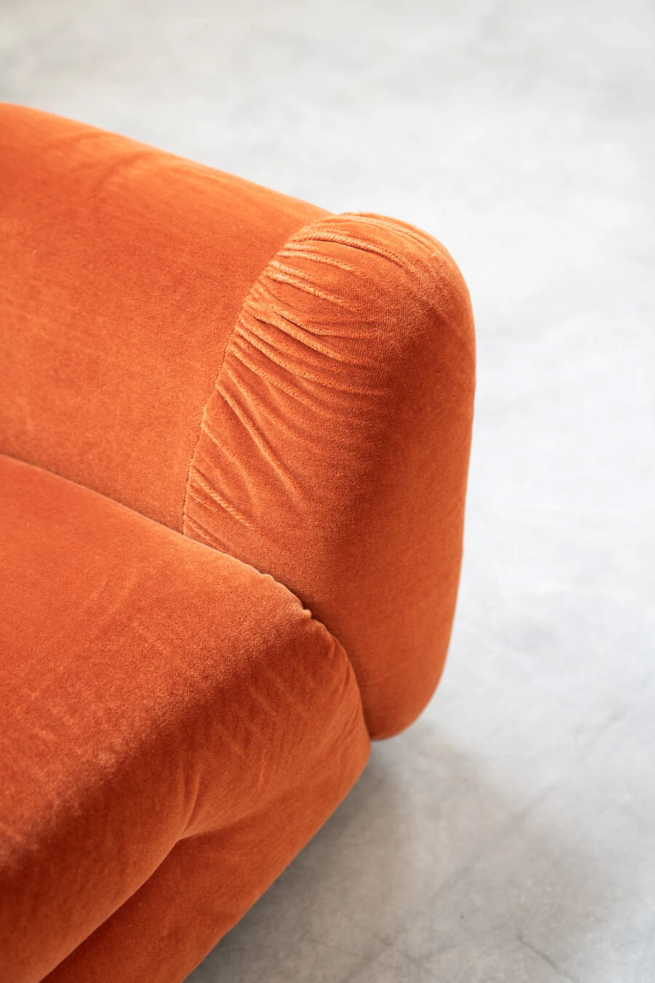 Coppia di divani in ciniglia arancione, anni '70 9