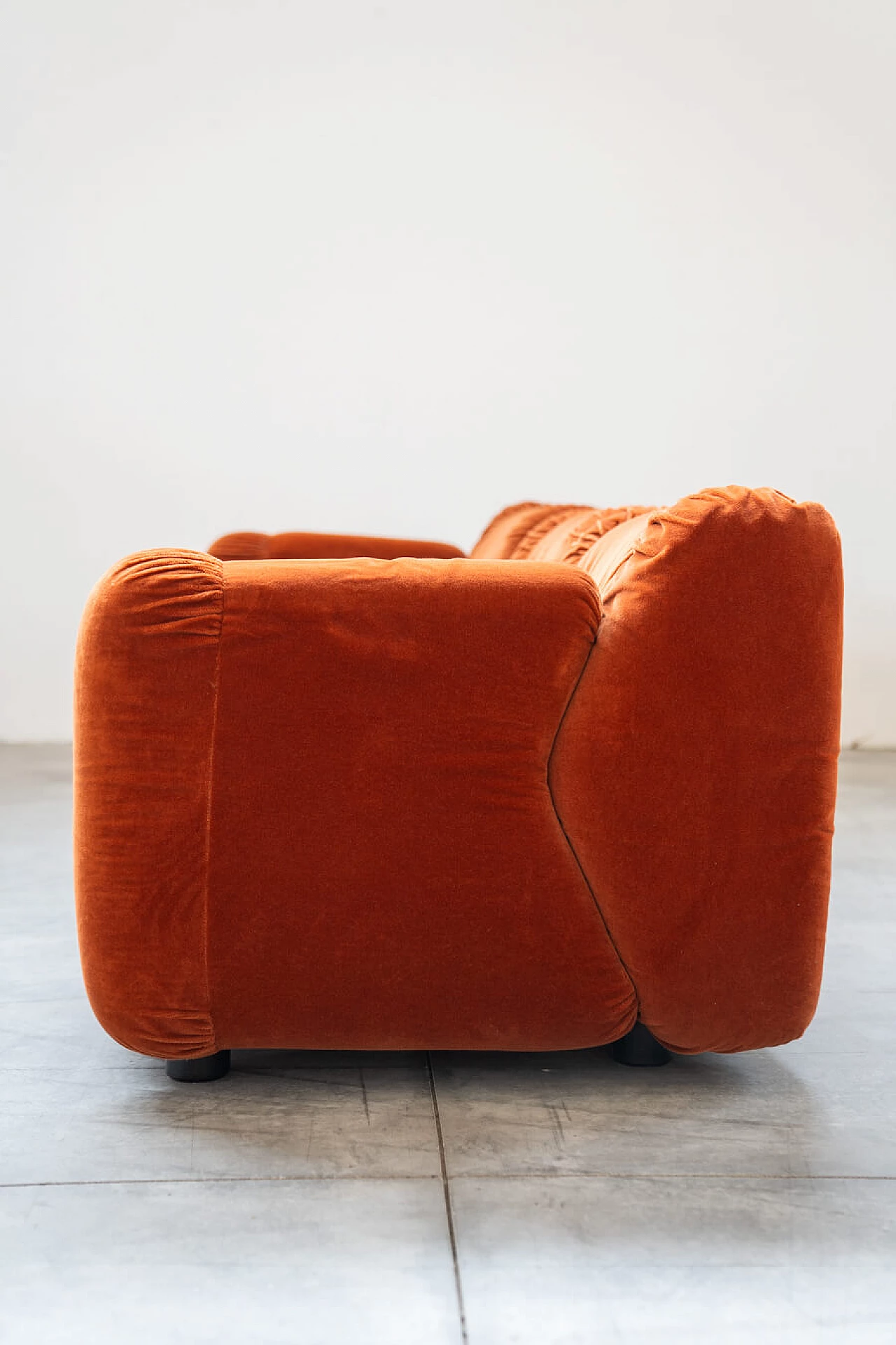 Coppia di divani in ciniglia arancione, anni '70 10