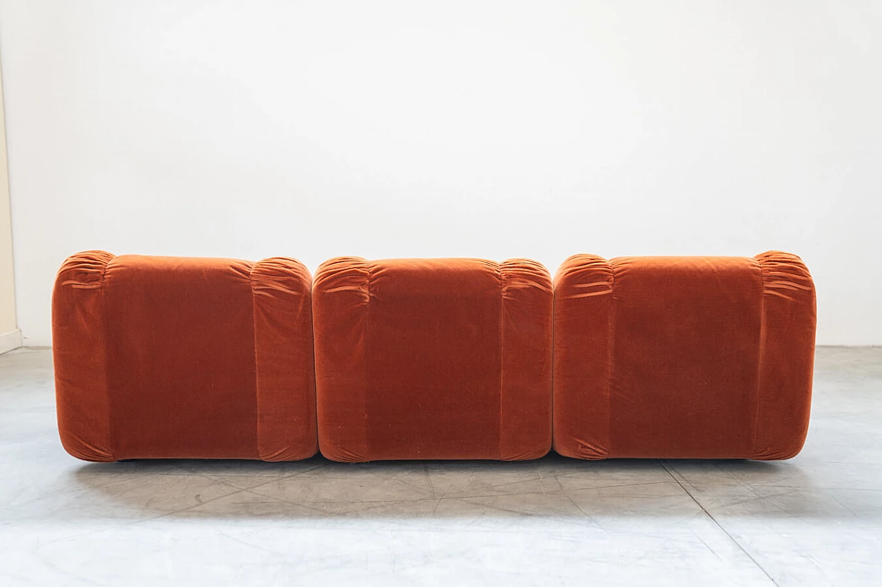 Coppia di divani in ciniglia arancione, anni '70 11