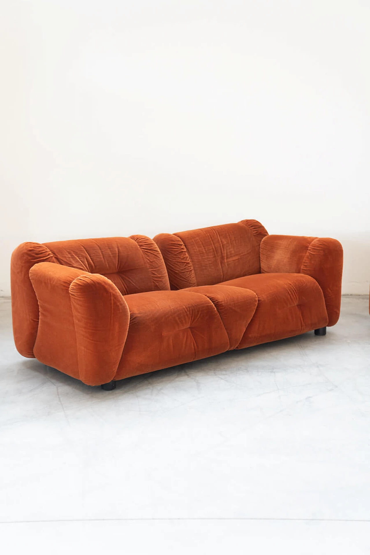 Coppia di divani in ciniglia arancione, anni '70 15