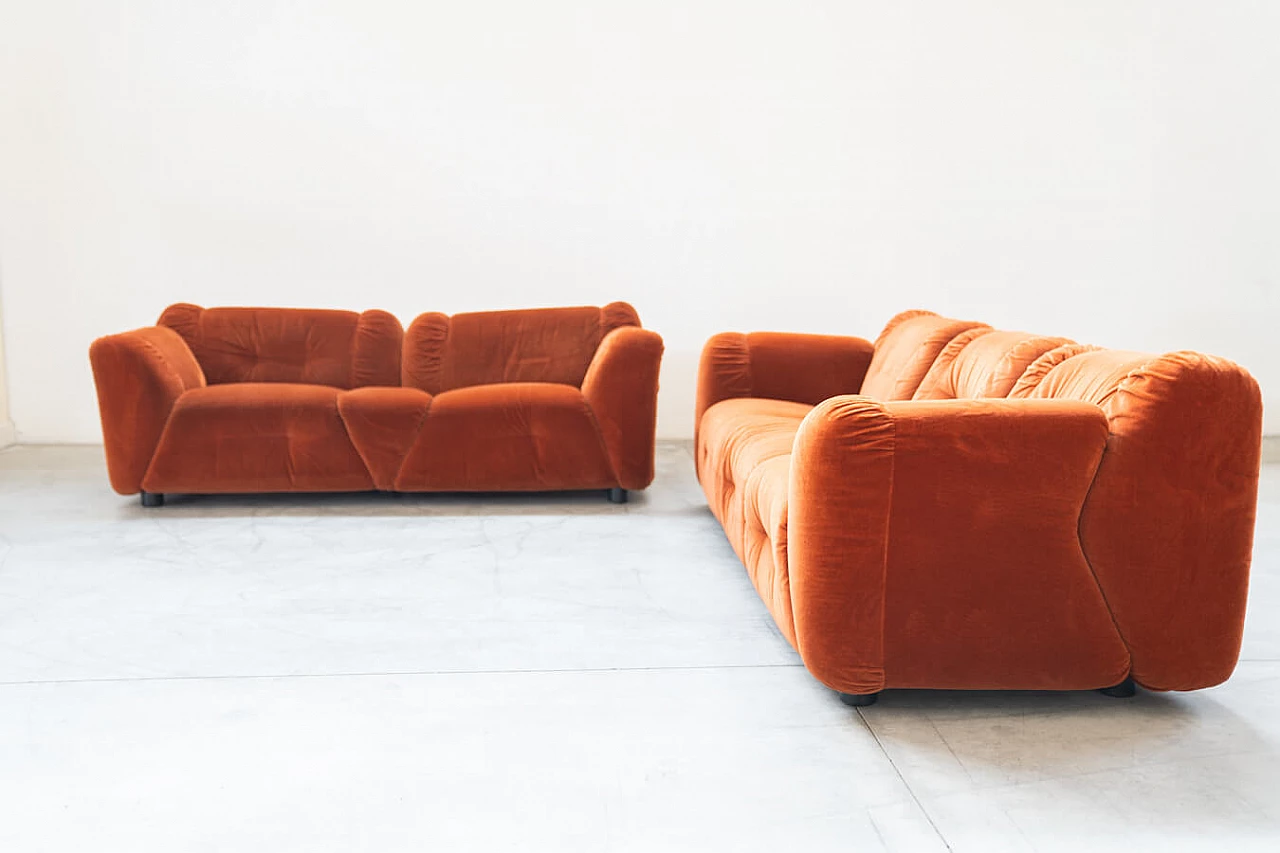 Coppia di divani in ciniglia arancione, anni '70 16