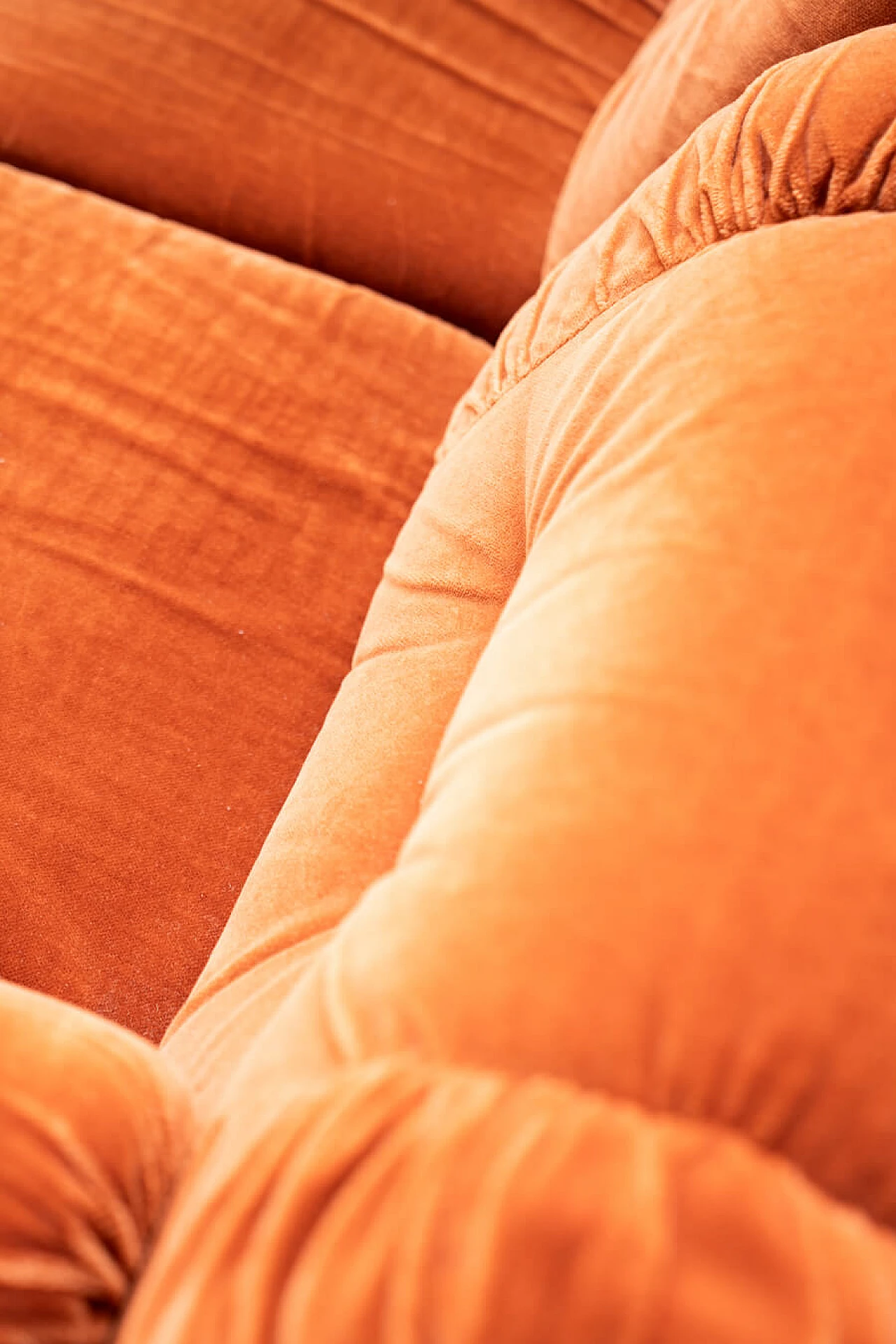 Coppia di divani in ciniglia arancione, anni '70 17