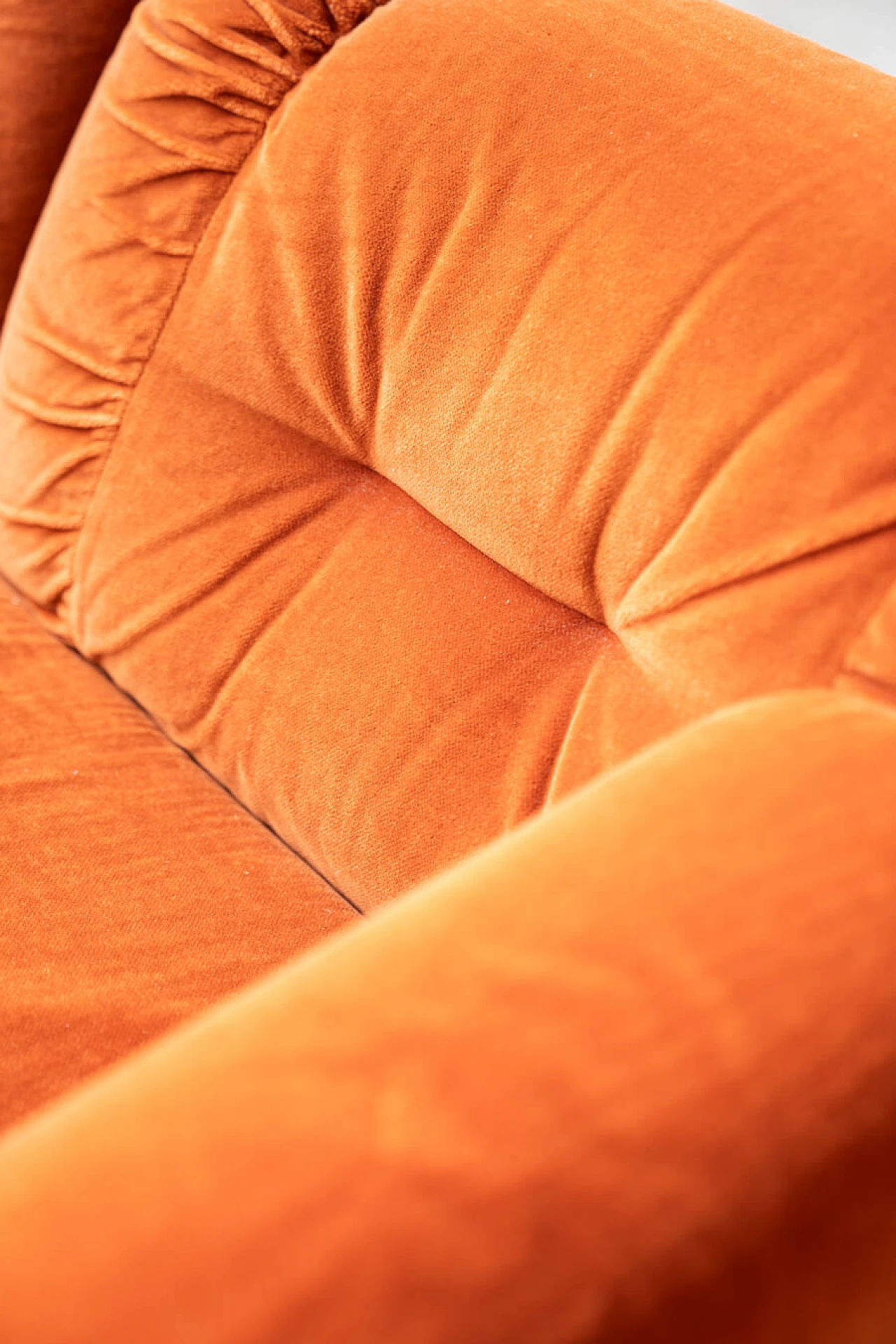 Coppia di divani in ciniglia arancione, anni '70 18
