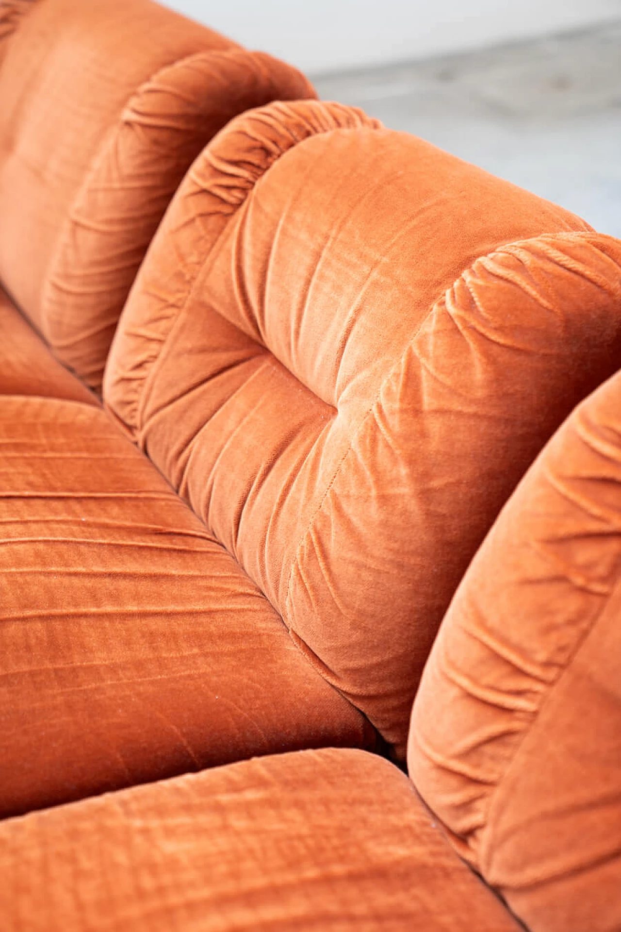 Coppia di divani in ciniglia arancione, anni '70 19