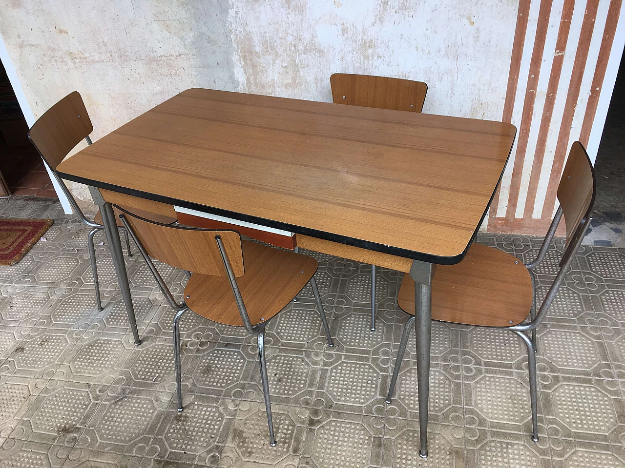 4 Sedie e tavolo in formica, anni '60 1