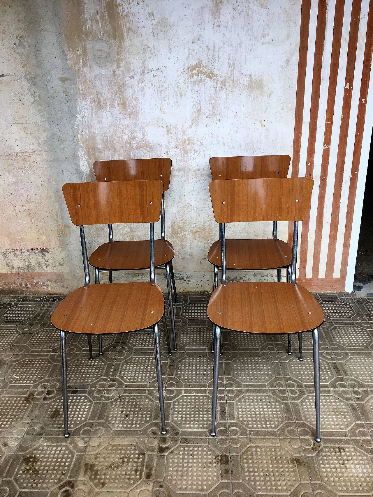 4 Sedie e tavolo in formica, anni '60 4