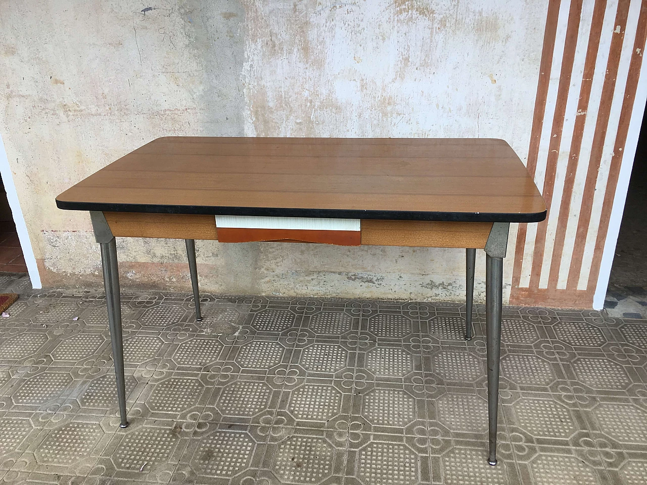 4 Sedie e tavolo in formica, anni '60 10