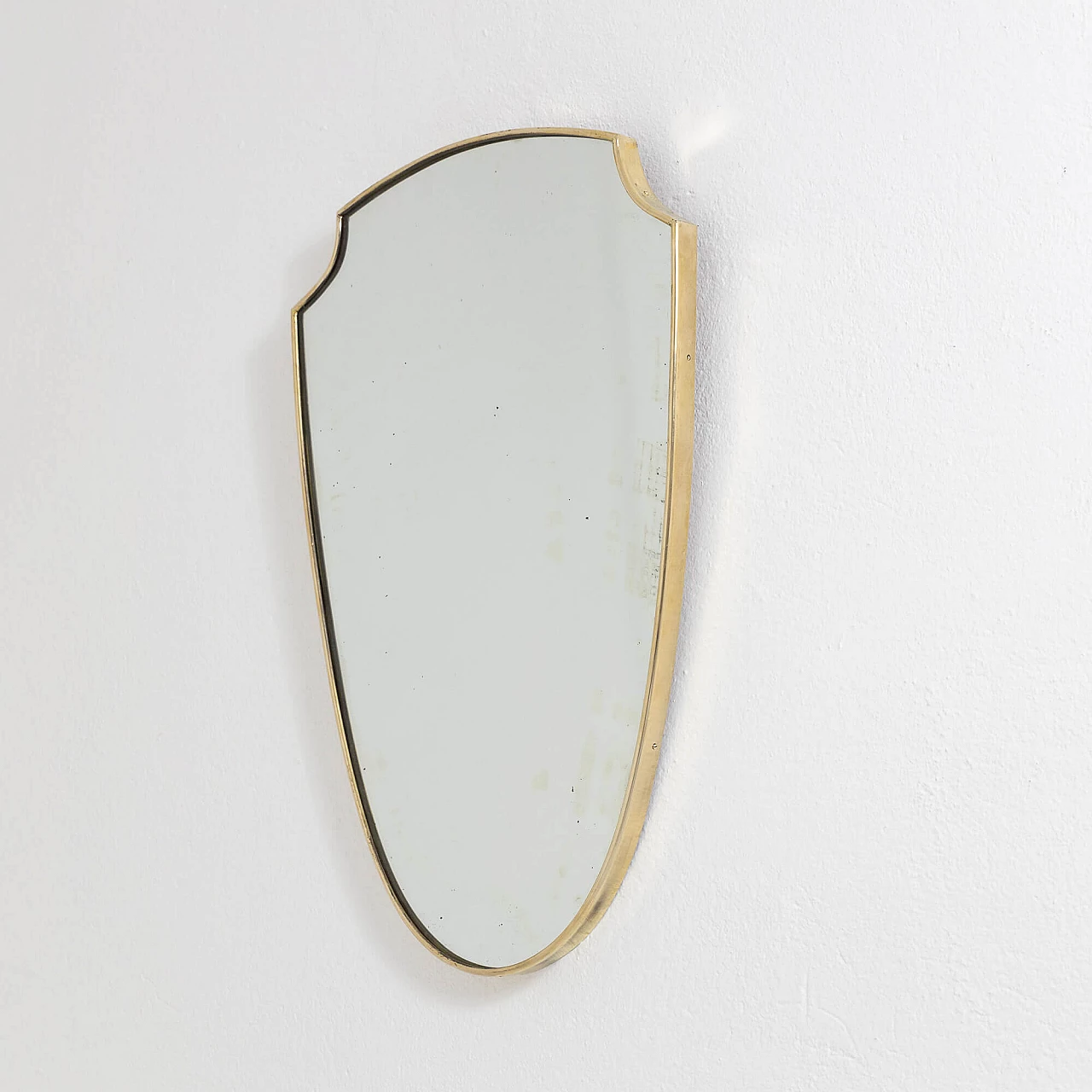 Specchio da parete a scudo con cornice in ottone, anni '50 3