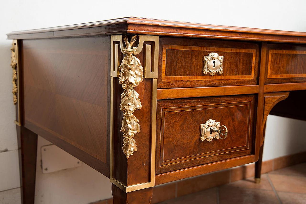 Scrivania Napoleone III in piuma di mogano con elementi in bronzo dorato, '800 3