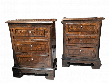 Coppia di comodini in noce con intarsi a scacchiera, inizio '900