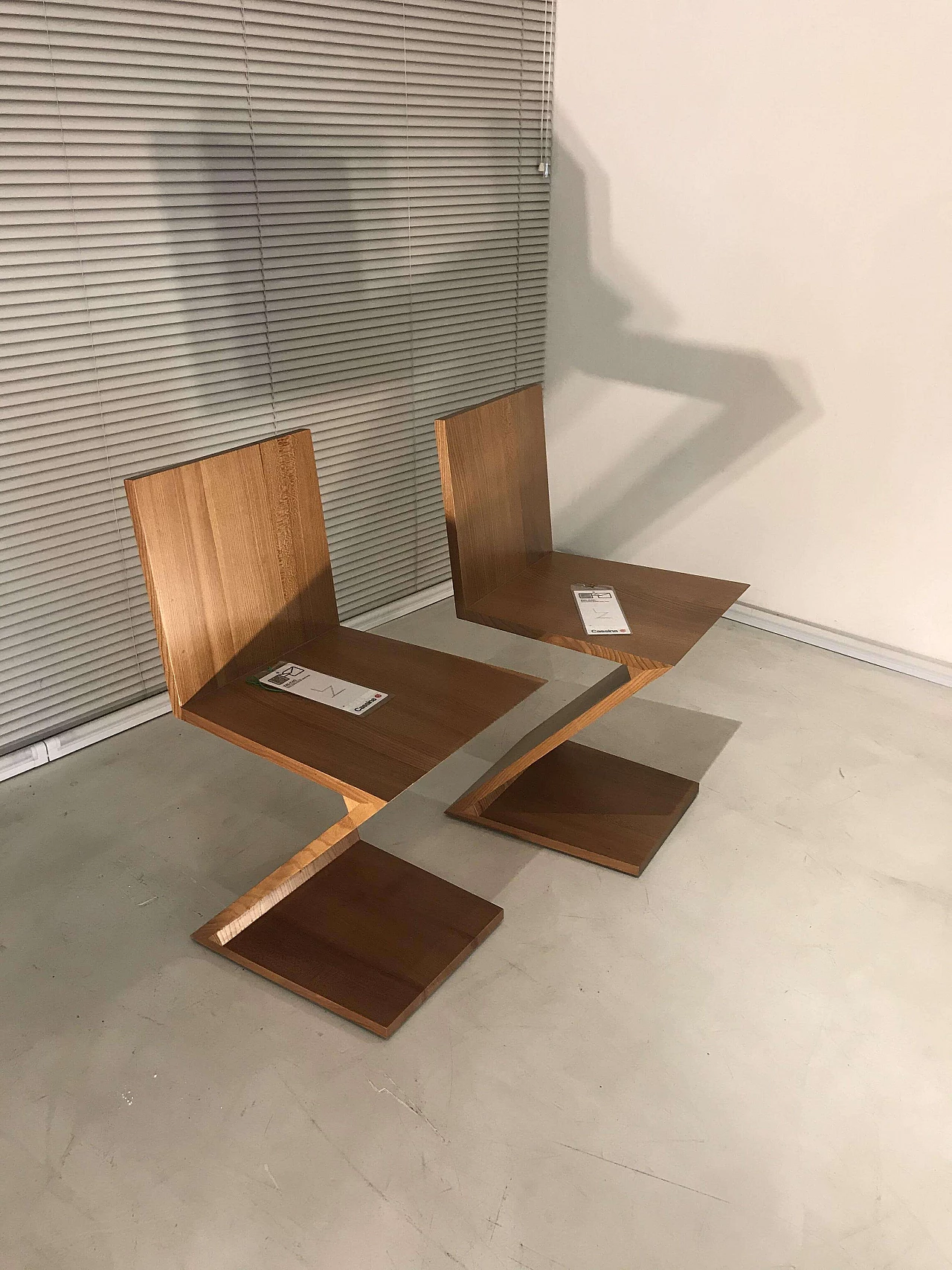 Coppia di sedie Zig Zag di Gerrit Rietveld per Cassina, 1979 3