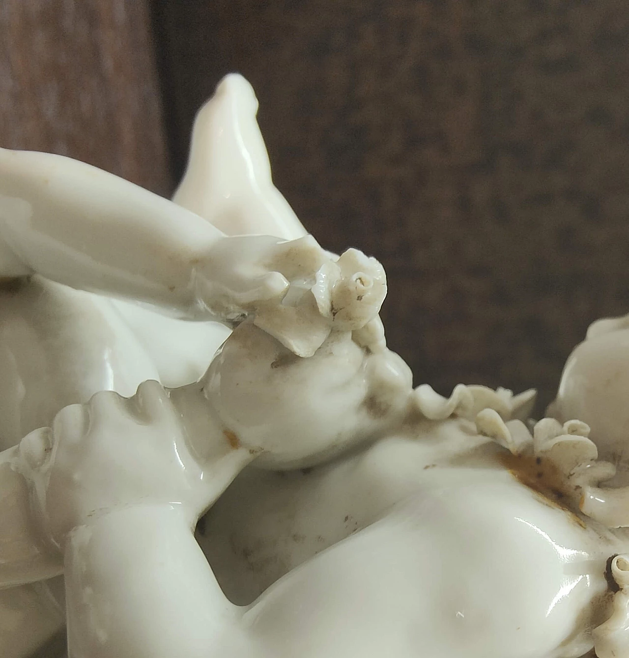 Gruppo di tre amorini (primavera), porcellana di Capodimonte, anni '50 4