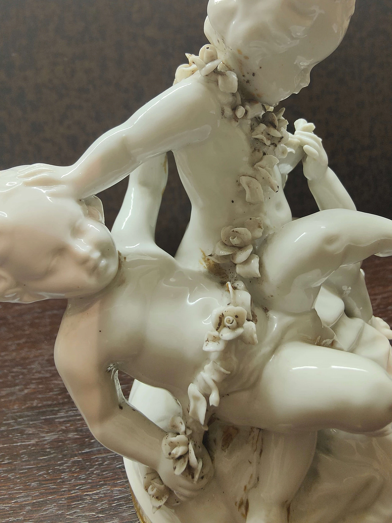 Gruppo di tre amorini (primavera), porcellana di Capodimonte, anni '50 5