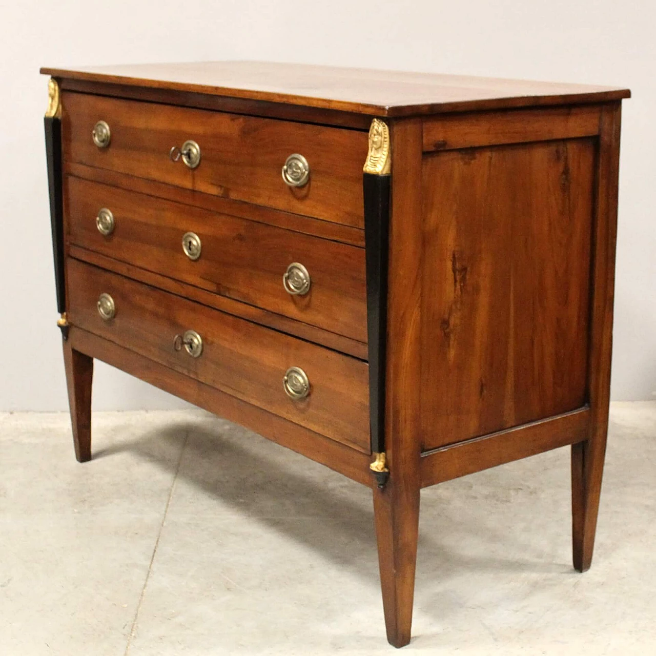 Walnut Direttorio chest of drawers, 18th century 1