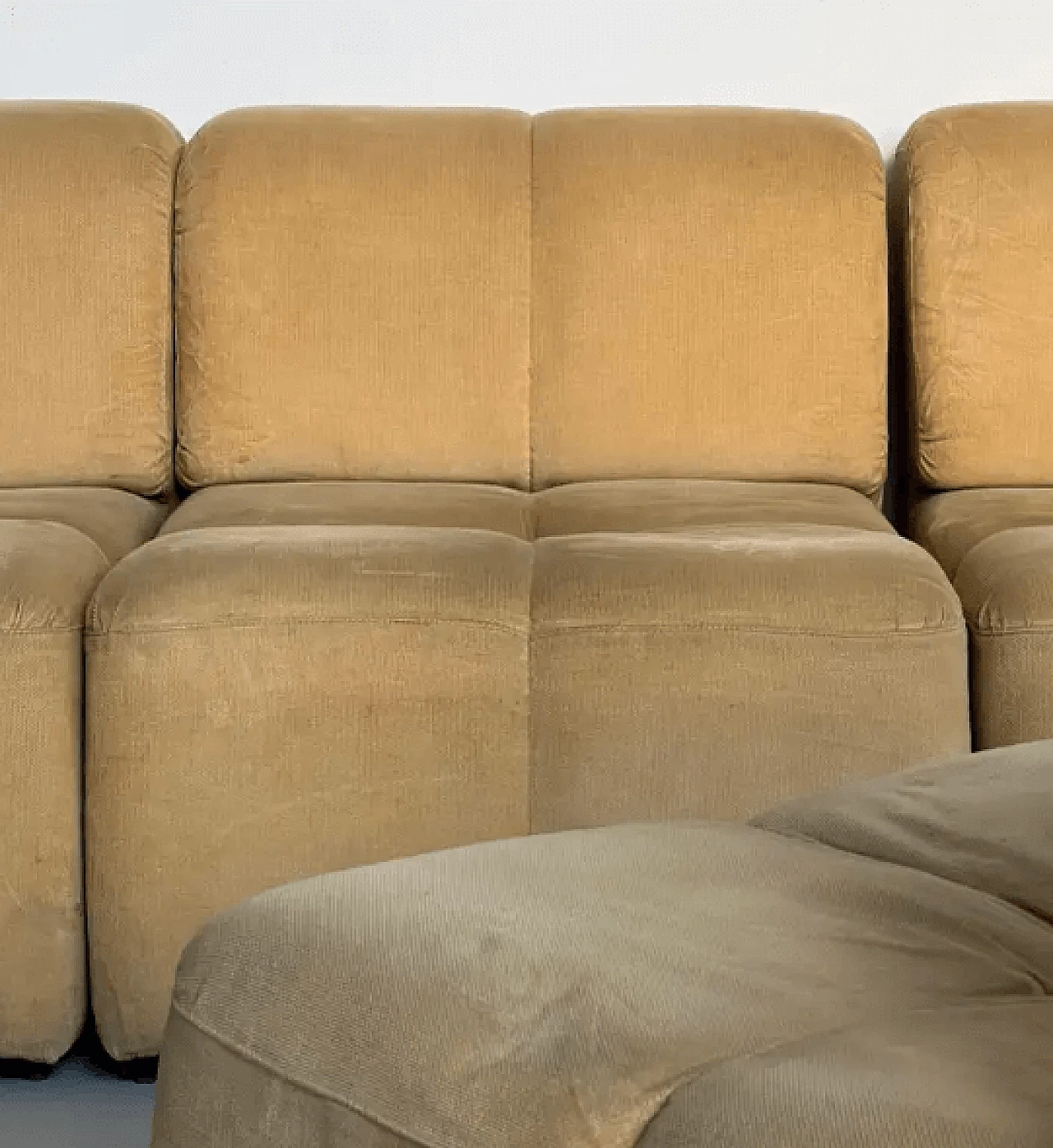 4-piece modular sofa in sand-coloured velvet, 1970s 5