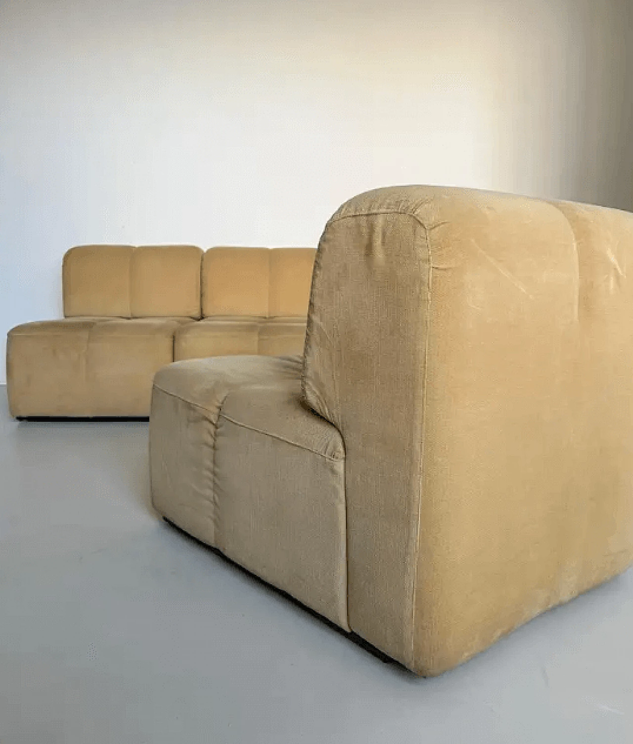 4-piece modular sofa in sand-coloured velvet, 1970s 7
