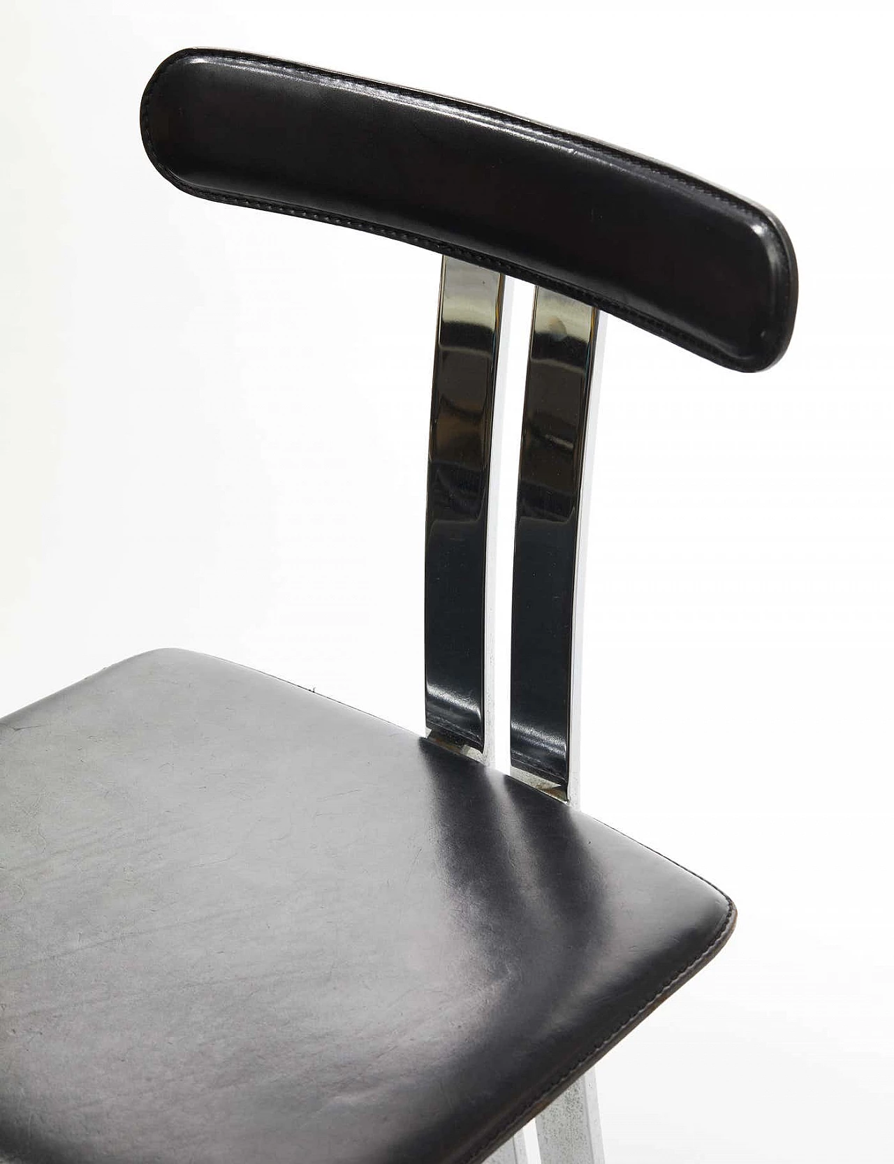 Pair of sculptural chairs in black leather and chrome-plated metal, 1970s 3