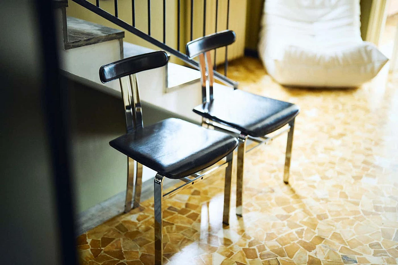 Pair of sculptural chairs in black leather and chrome-plated metal, 1970s 6