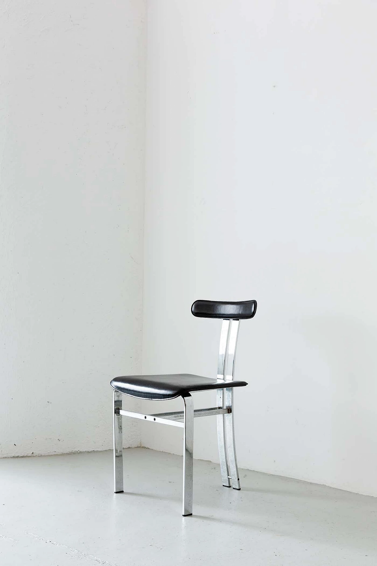 Pair of sculptural chairs in black leather and chrome-plated metal, 1970s 8