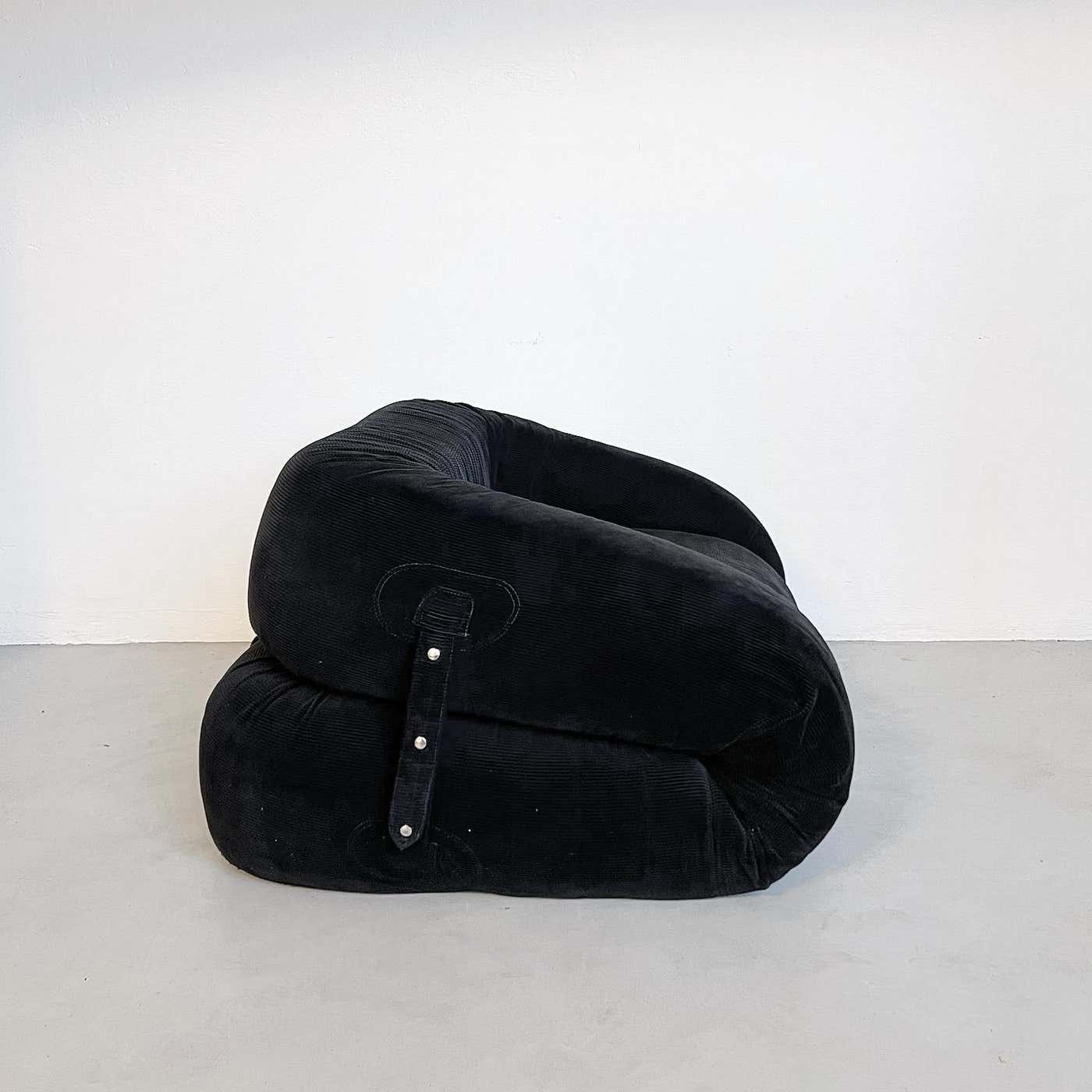 Poltrona letto Anfibio in velluto nero di Alessandro Becchi per