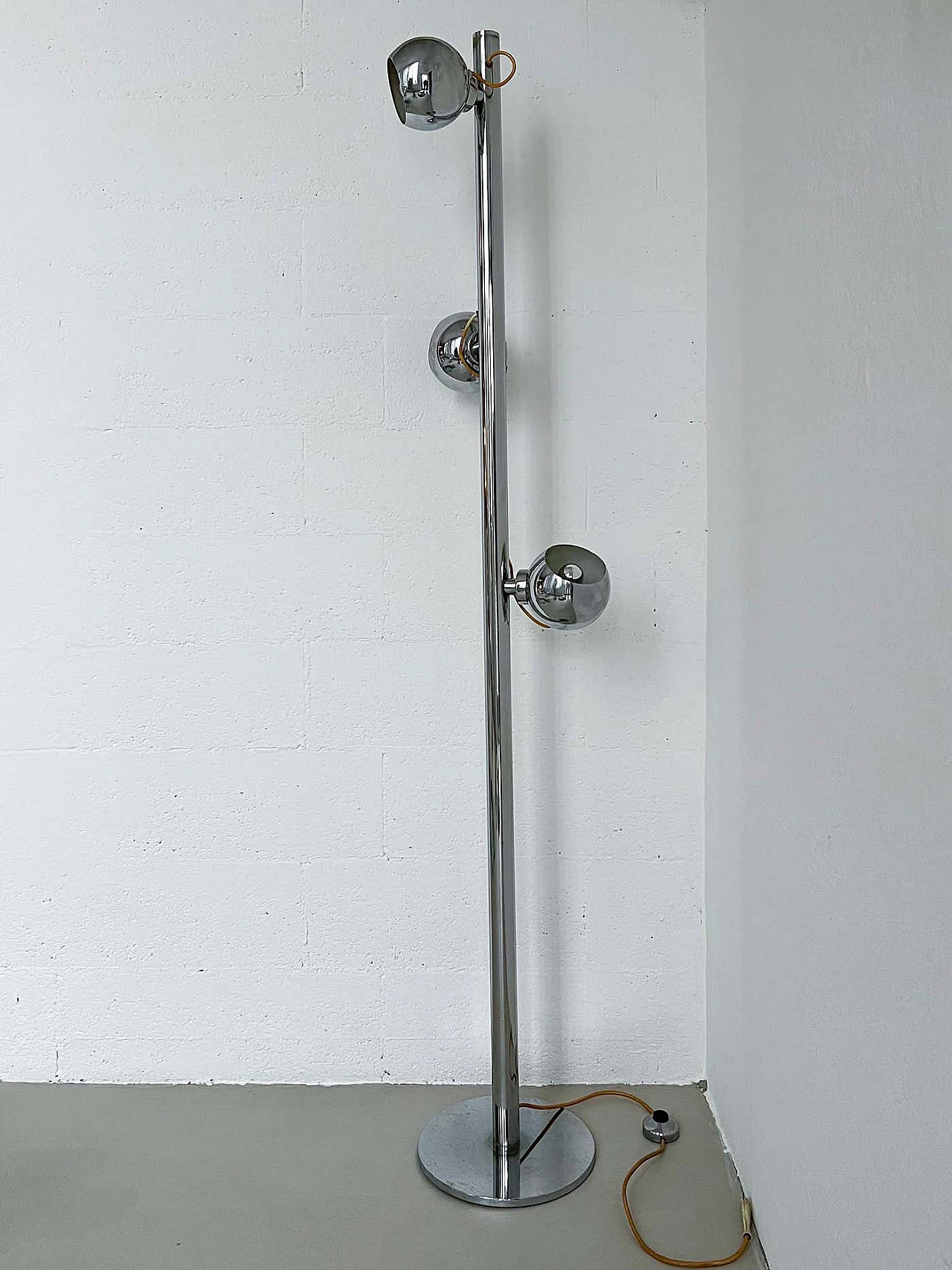 Chromed metal sculptural floor lamp in the Reggiani style, 1960s 2