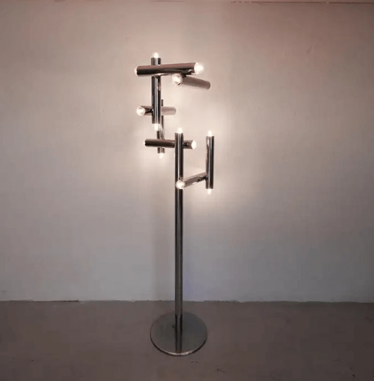 Chromed metal sculptural floor lamp, 1970s 6