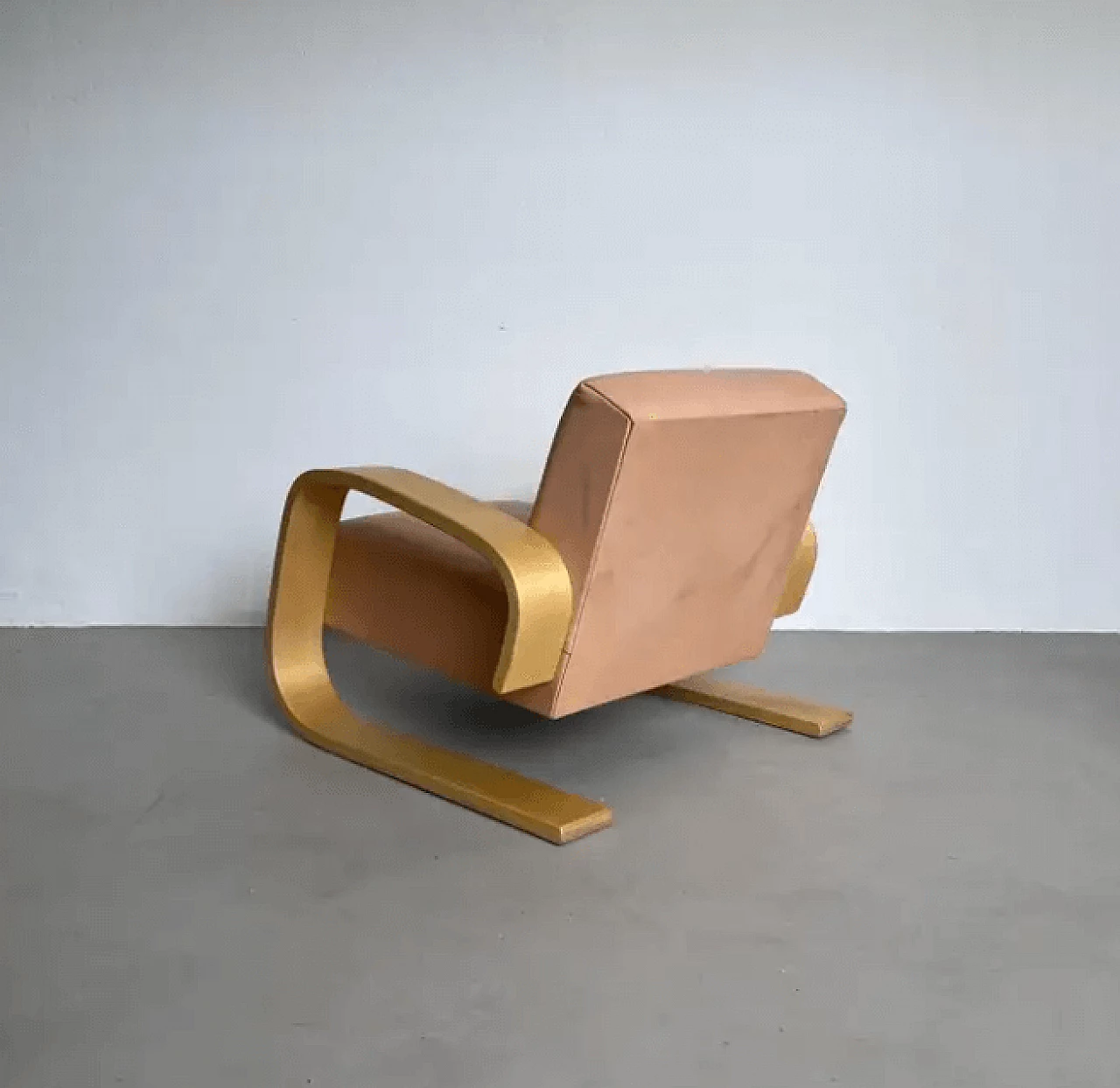 Coppia di poltrone in pelle e legno di Alvar Aalto per Artek, anni 2000 7