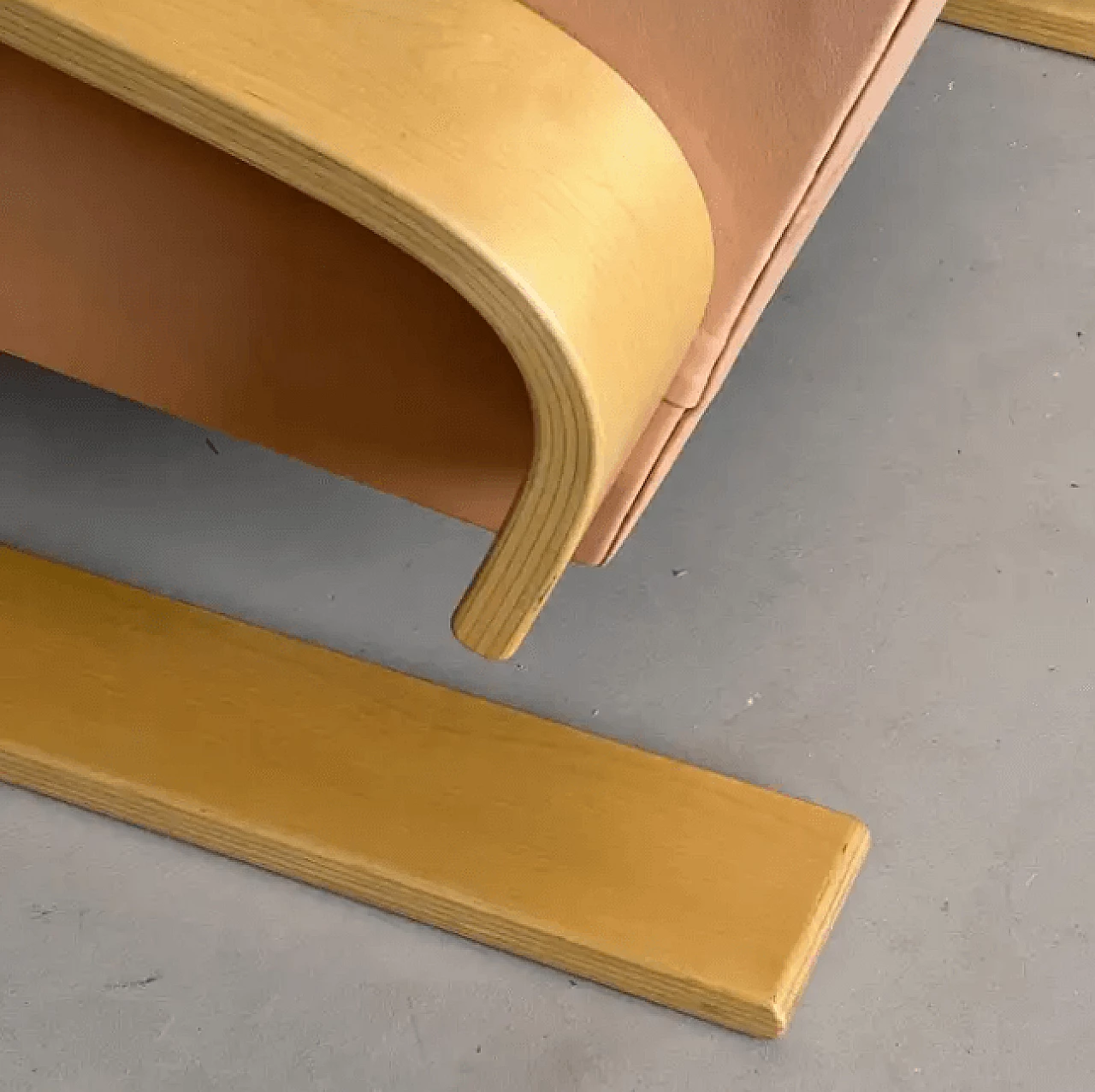 Coppia di poltrone in pelle e legno di Alvar Aalto per Artek, anni 2000 8