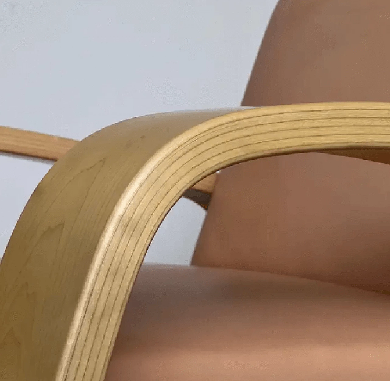 Coppia di poltrone in pelle e legno di Alvar Aalto per Artek, anni 2000 11