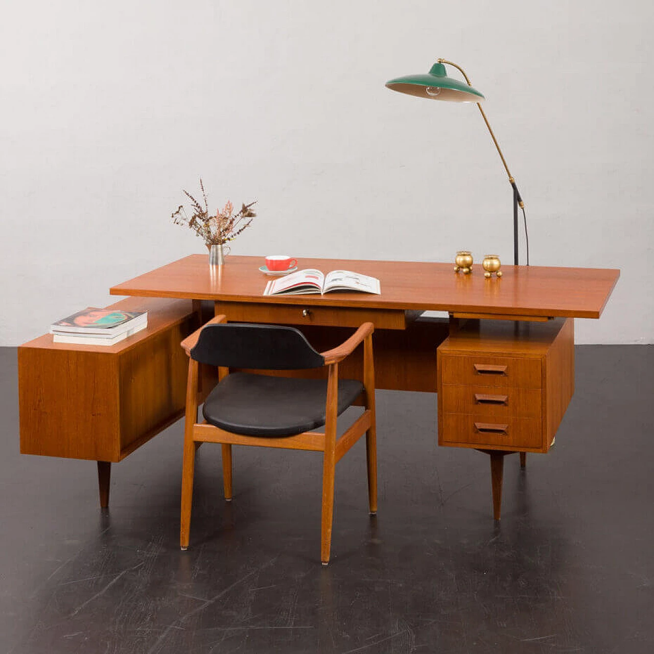 Scrivania a L in teak con credenza in stile Arne Vodder, anni '70 1