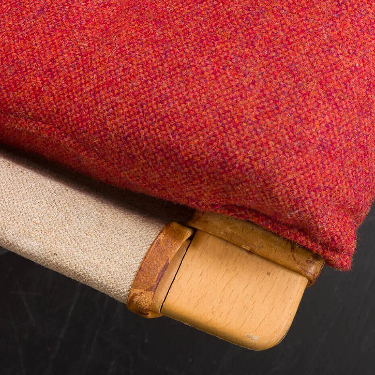Poltrona da salotto Pernilla in lana rossa e faggio curvato di Bruno Mathsson per Dux, anni '60 12