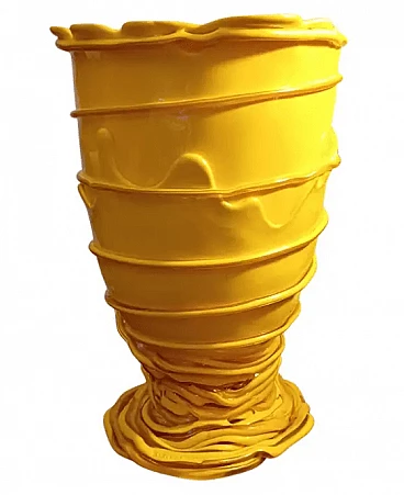 Vaso in resina gialla di Gaetano Pesce