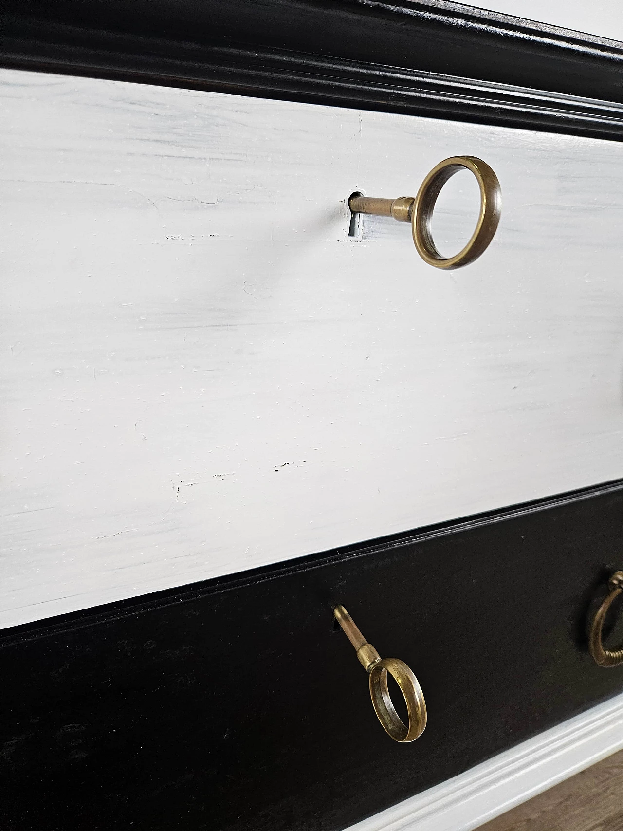 Black white lacquered chest of drawers with glass top, 1960s 21