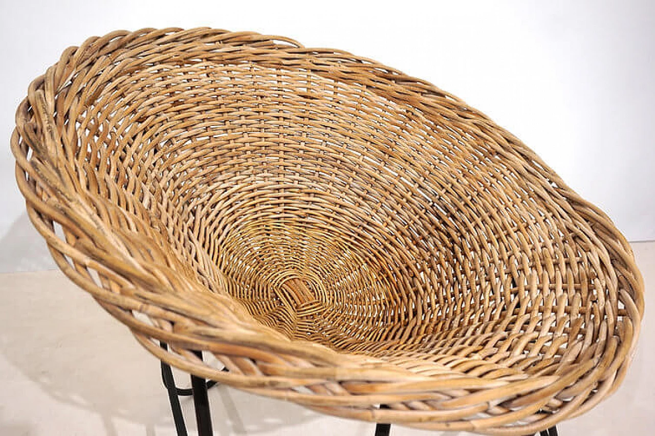 Coppia di poltrone a baccello in vimini con struttura in metallo, anni '60 6