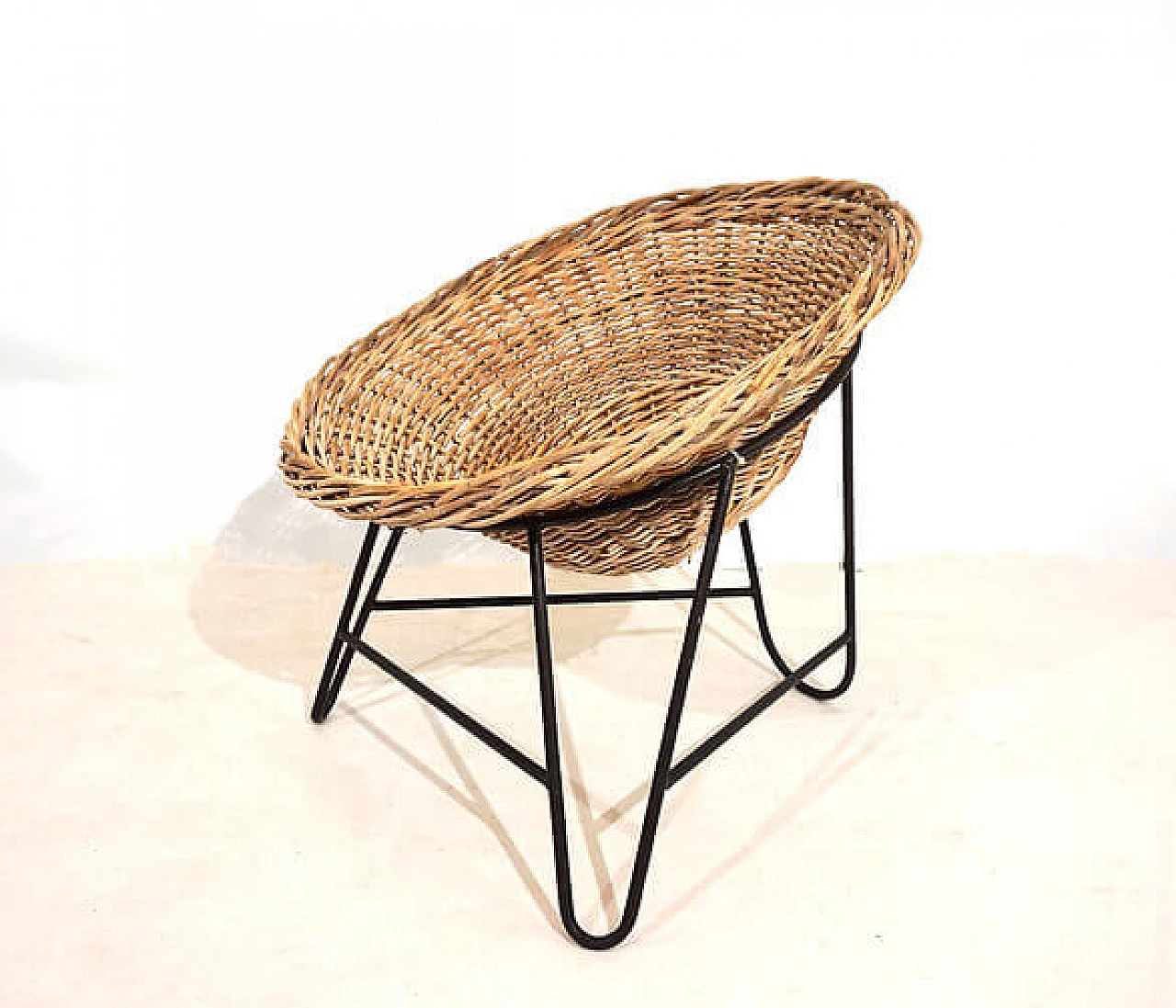 Coppia di poltrone a baccello in vimini con struttura in metallo, anni '60 13