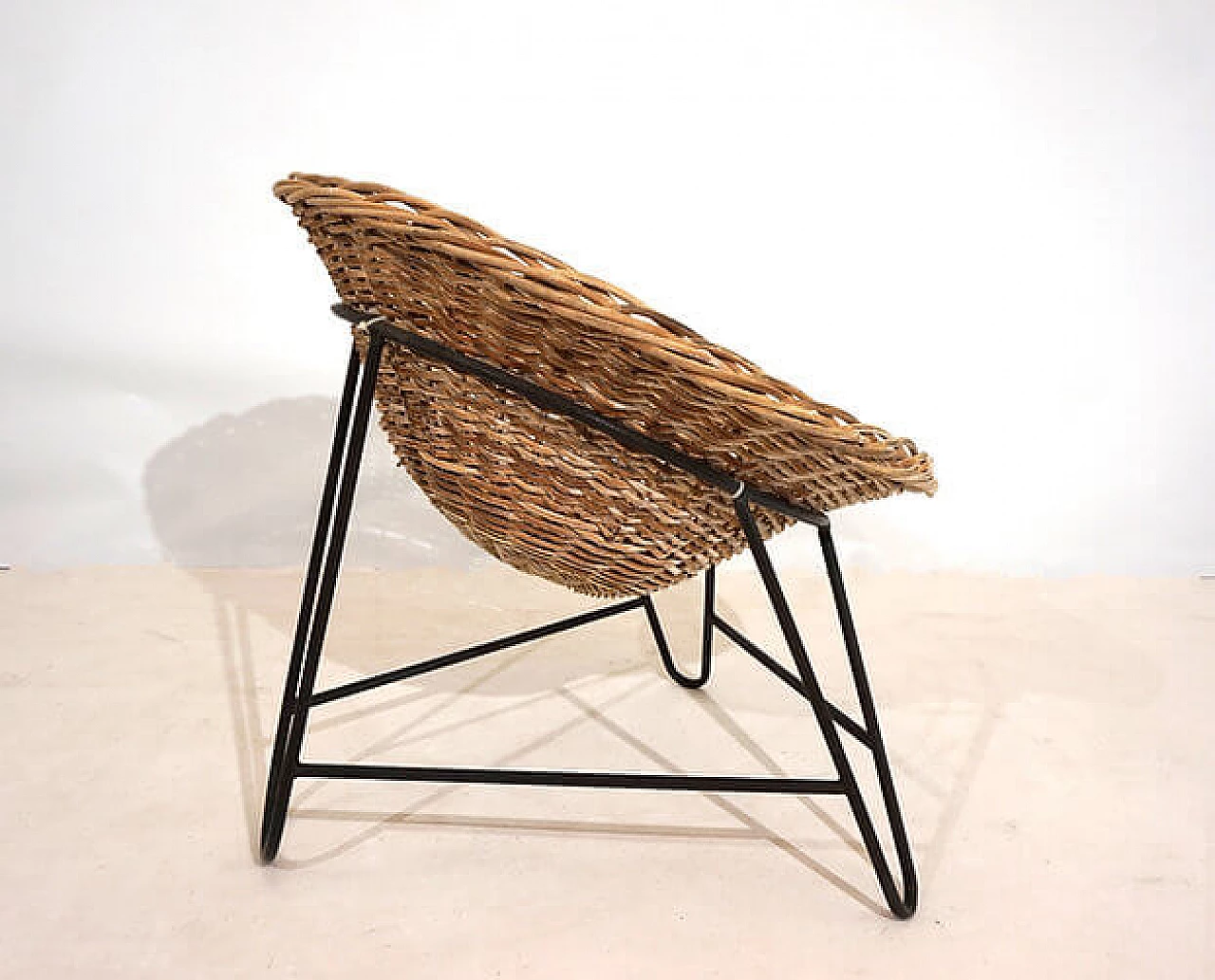 Coppia di poltrone a baccello in vimini con struttura in metallo, anni '60 15