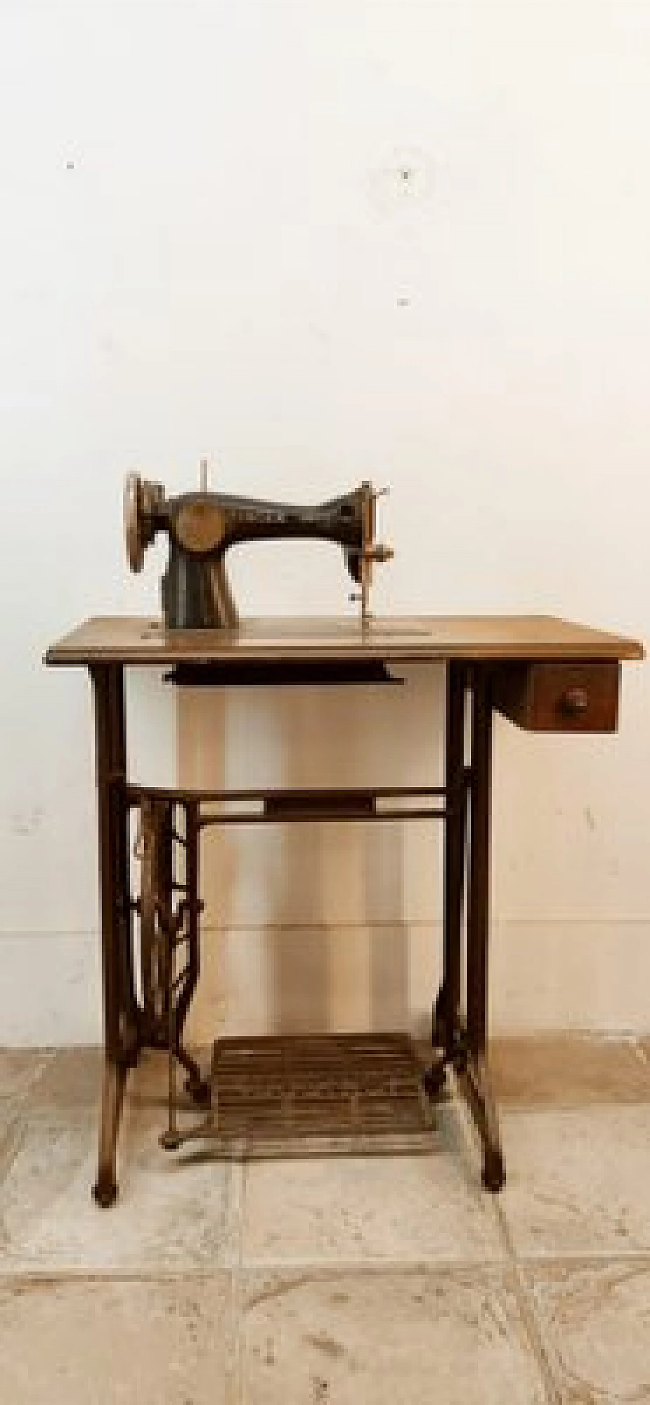 Cast iron and walnut Singer sewing machine, late 19th century 1