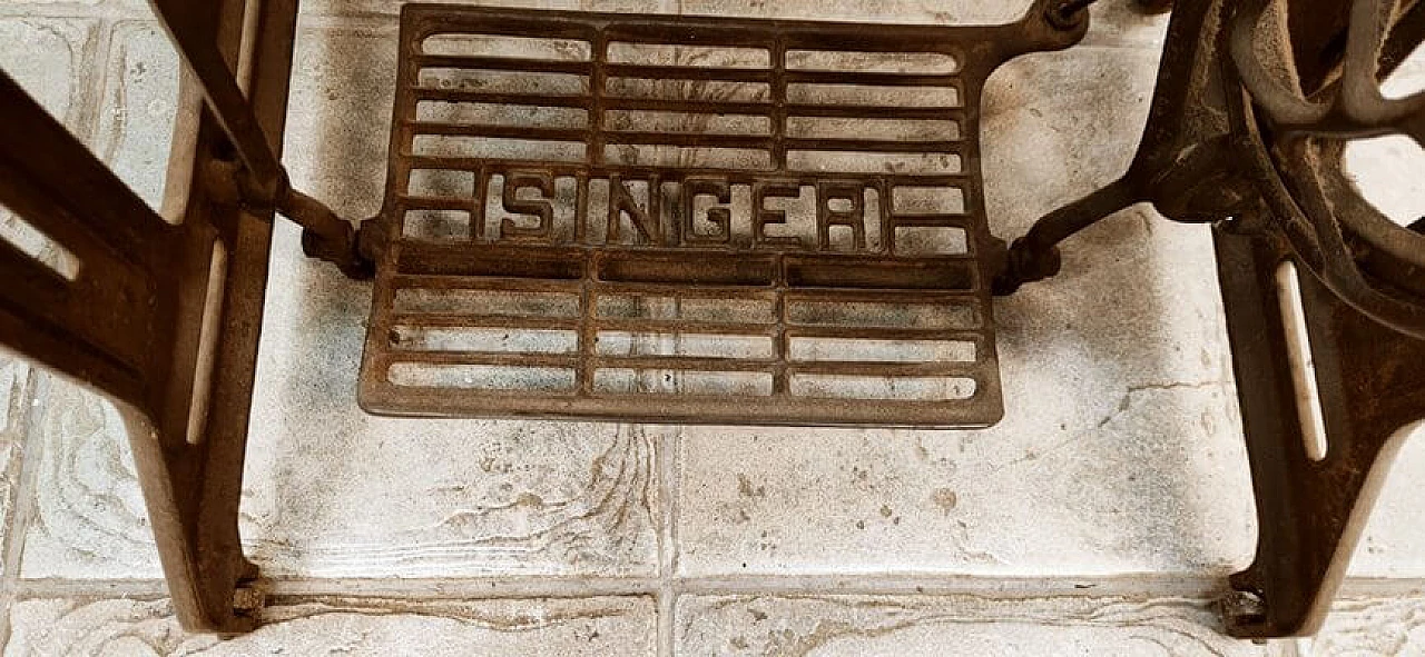 Macchina da cucire Singer in ghisa e noce, fine '800 4