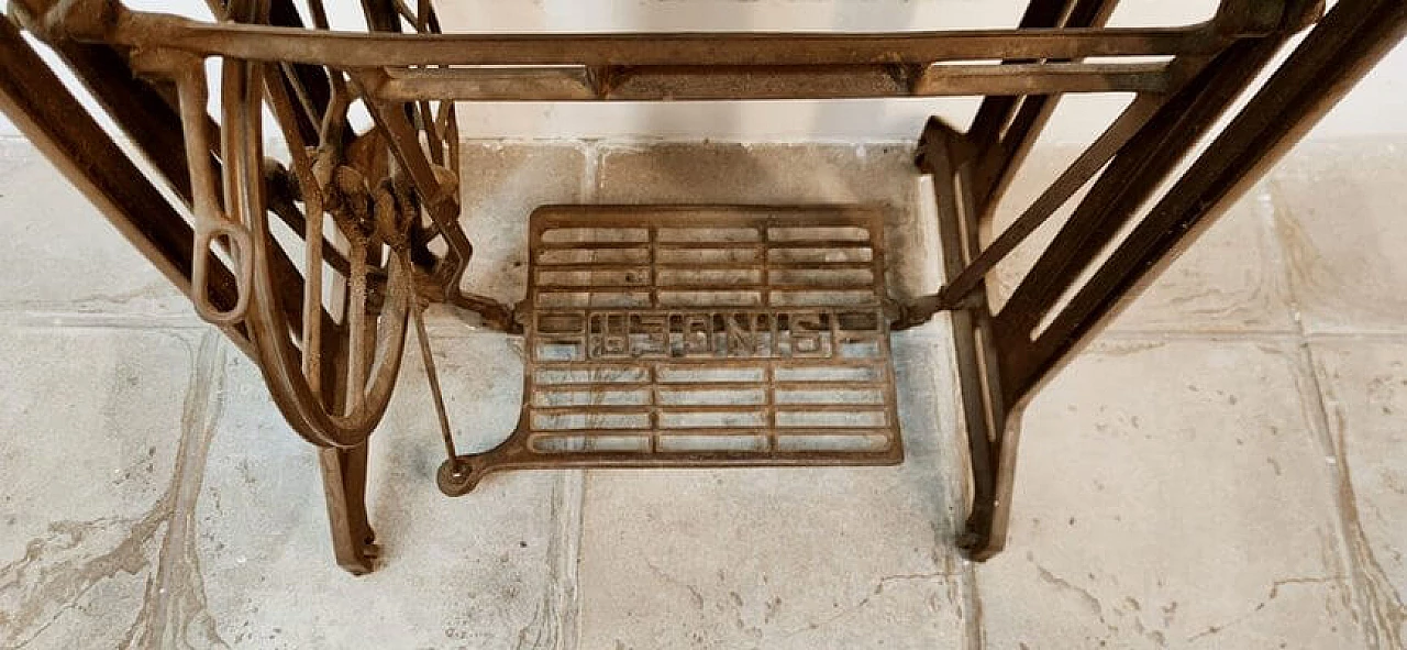 Macchina da cucire Singer in ghisa e noce, fine '800 6