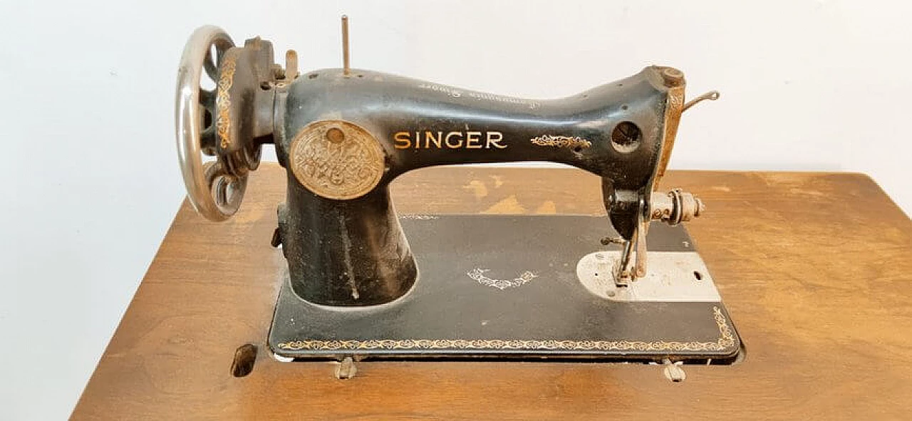 Cast iron and walnut Singer sewing machine, late 19th century 7