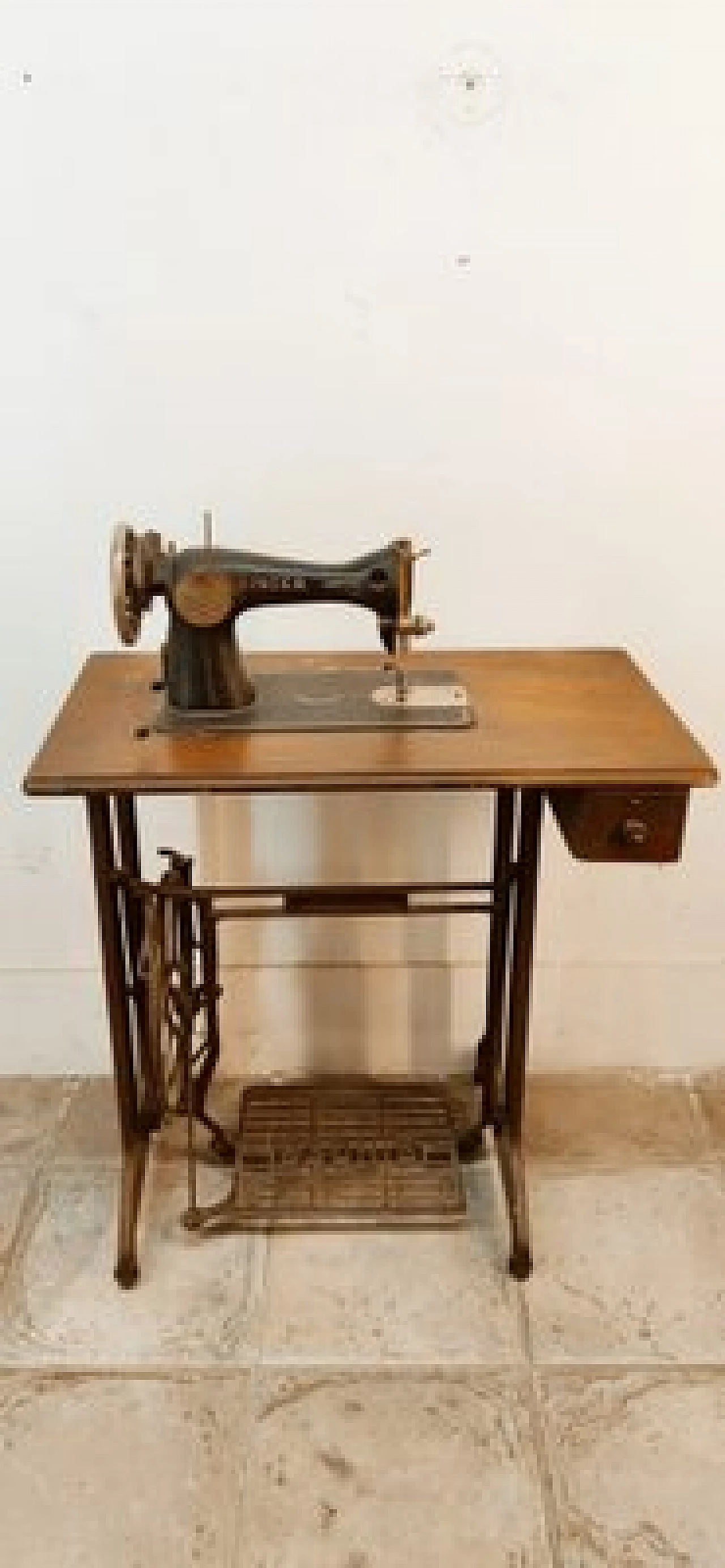 Cast iron and walnut Singer sewing machine, late 19th century 8